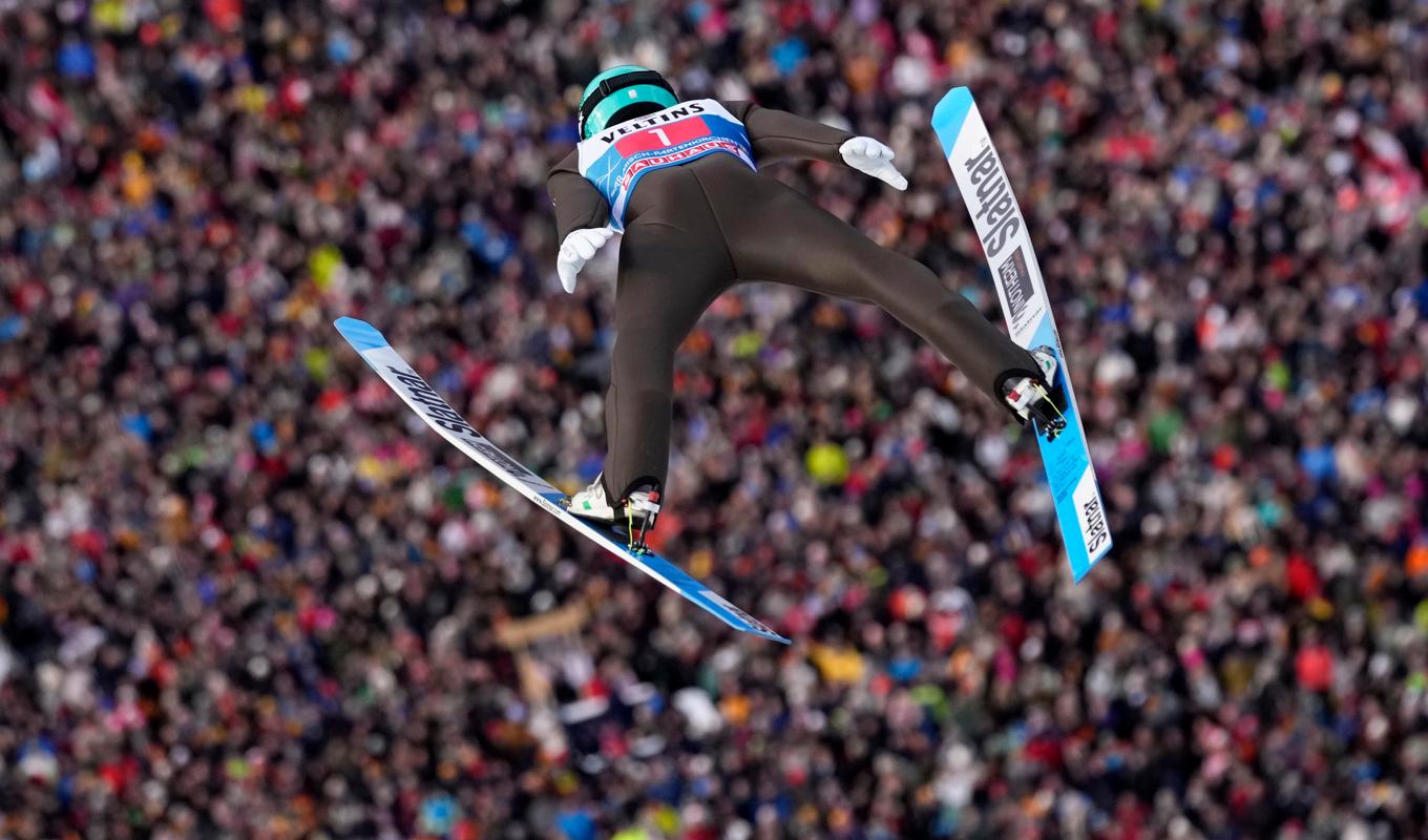 Anze Lanisek flyger genom luften i den första hoppomgången av två i herrarnas nyårsdagsbackhoppning i Garmish-Partenkirschen som följdes av 21|000 åskådare på plats. Foto: Matthias Schrader/AP/TT