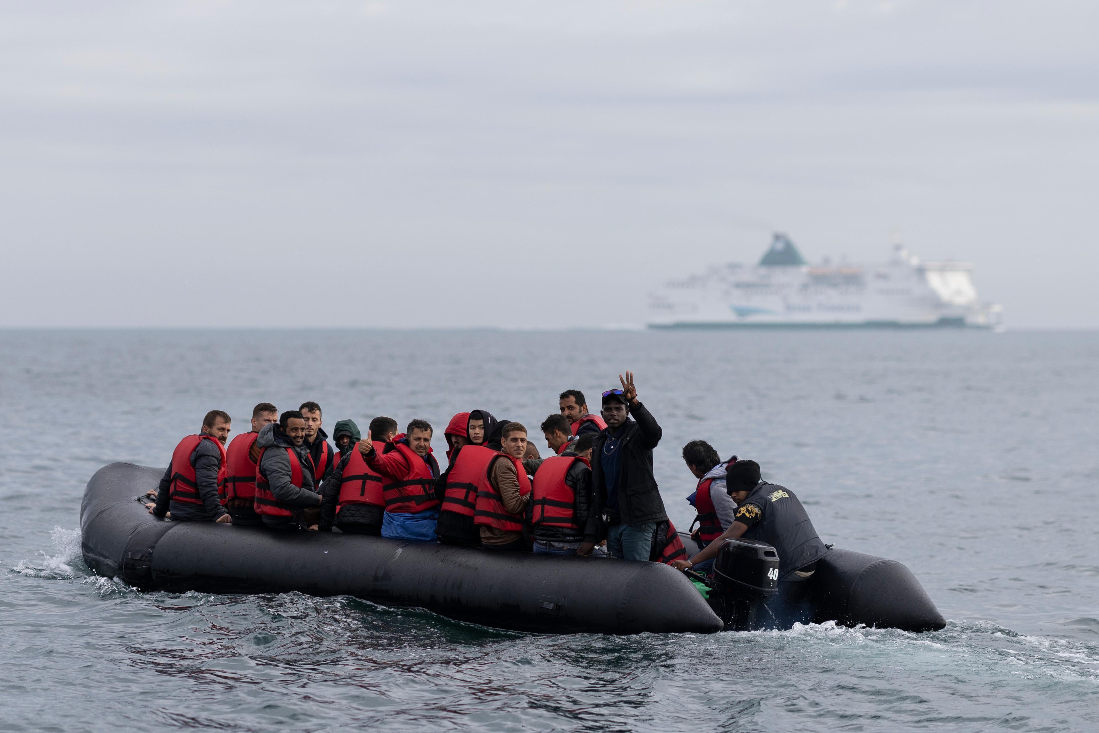 En båt med migranter på Engelska kanalen vid Dover i England den 4 augusti 2022. Foto: Dan Kitwood/Getty Images