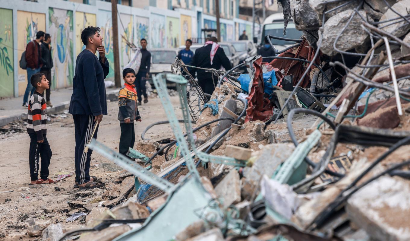 Foto: MOHAMMED ABED/AFP via Getty Images. Palestinska barn i Rafah i södra Gazaremsan efter en bombning av israeliskt flyg, den 21 december 2023.