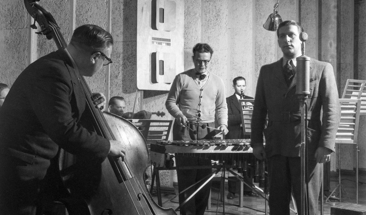 Kompositören Toivo Kärki (1915–1992) vid vibrafonen och Henry Theel (1917–1989) vid mikrofonen – två giganter inom den drömska, svårmodiga och kärva finska tangomusiken. Foto: Finnish Heritage Agency, Finland
