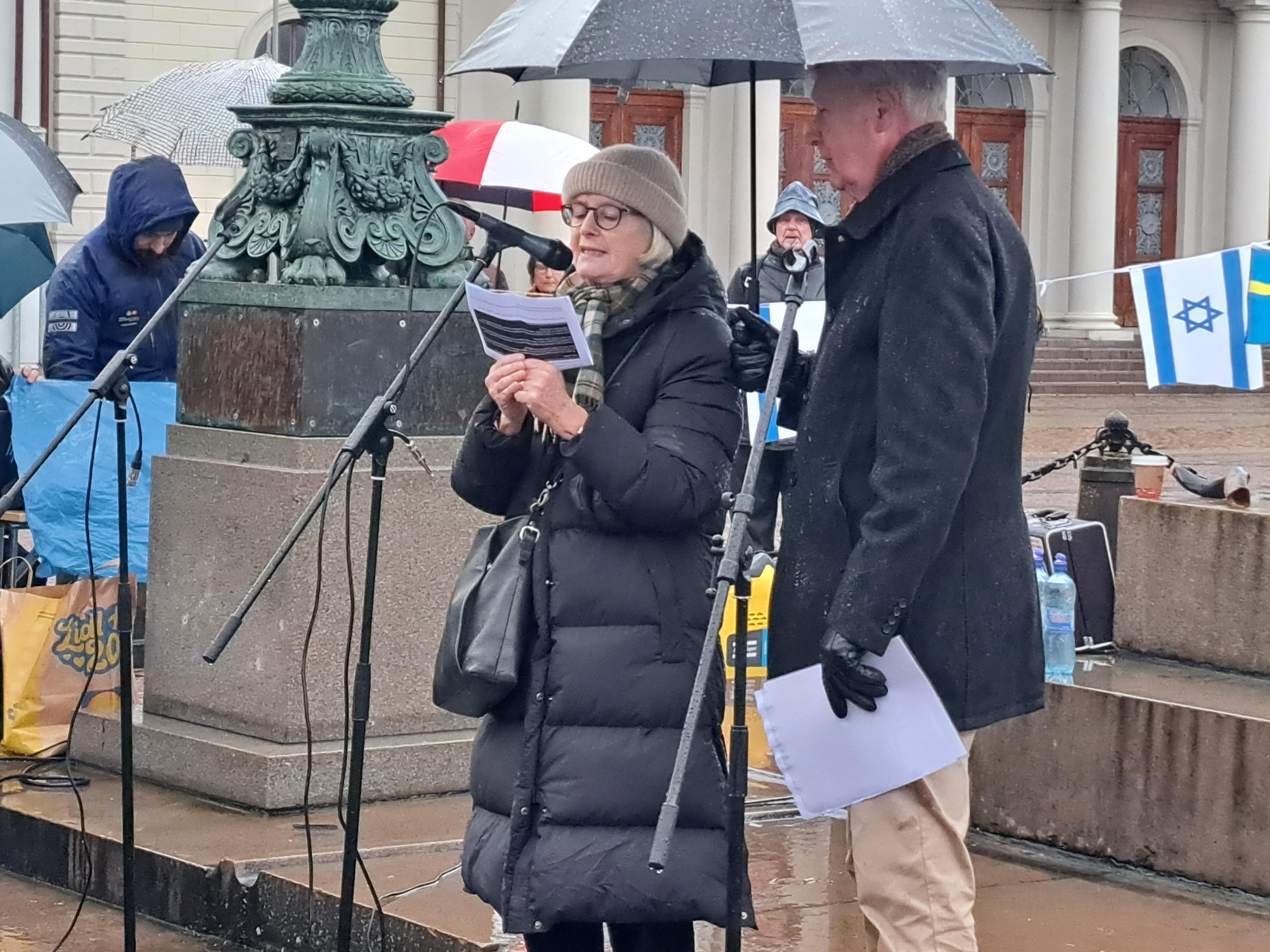Annelie Enochson, före detta riksdagsledamot för KD, håller tal på Gustav Adolfs torg i Göteborg den 30 december. Foto: Privat