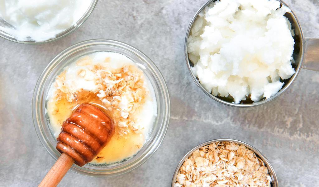 Tre livsmedel i skafferiet: honung, havregryn och kokosolja, fungerar utmärkt för att rengöra och vårda huden. Bild: Unsplash.