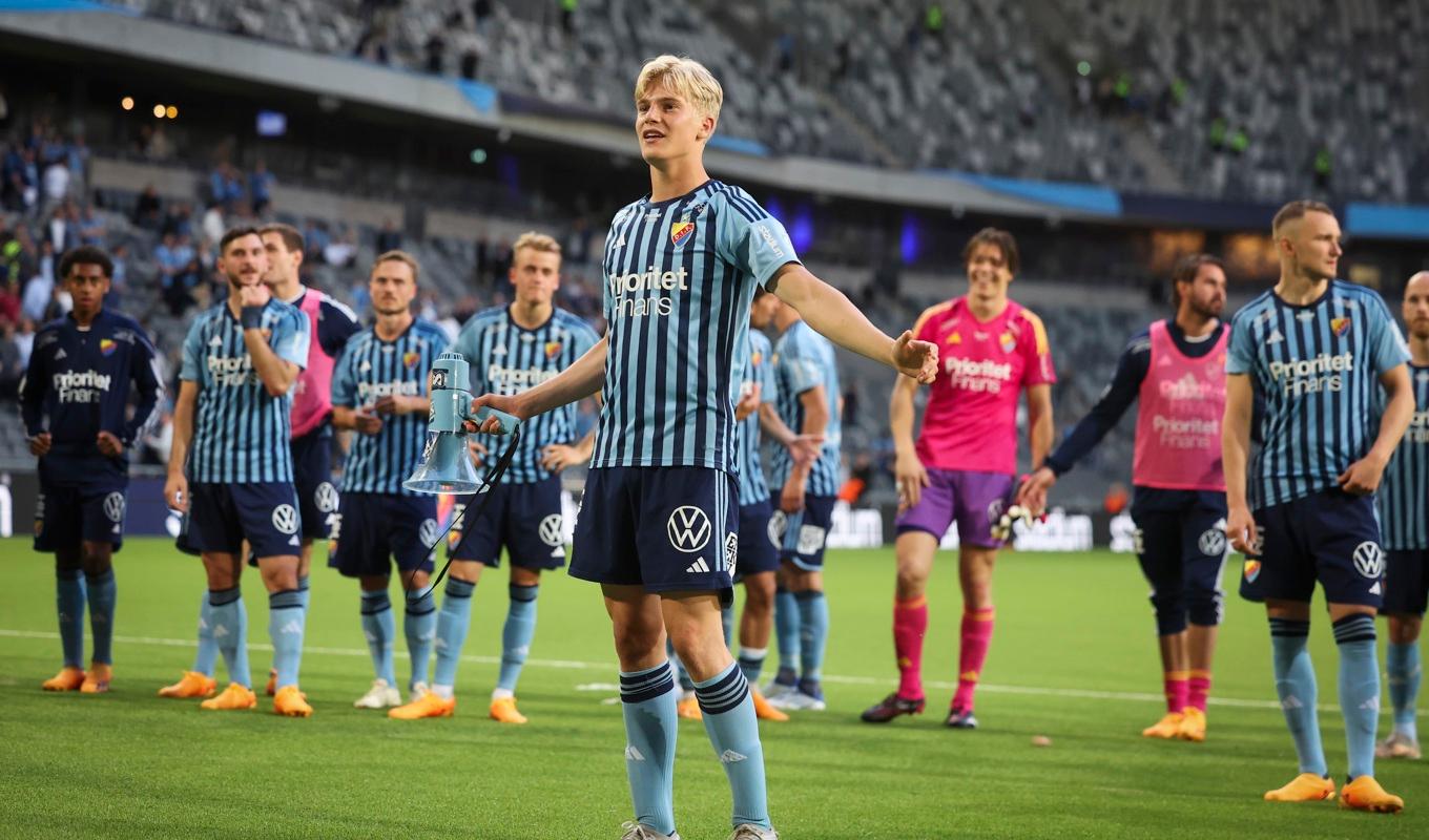 Han är Sveriges hetaste fotbollsspelare. Det är bara en tidsfråga innan Lucas Bergvall är proffs. Barcelona uppges ha lagt ett konkret bud till Djurgården på 4 miljoner euro. Det mesta tyder dock på att prislappen på mittfältaren blir ännu högre. Foto: Nils Petter Nilsson/TT