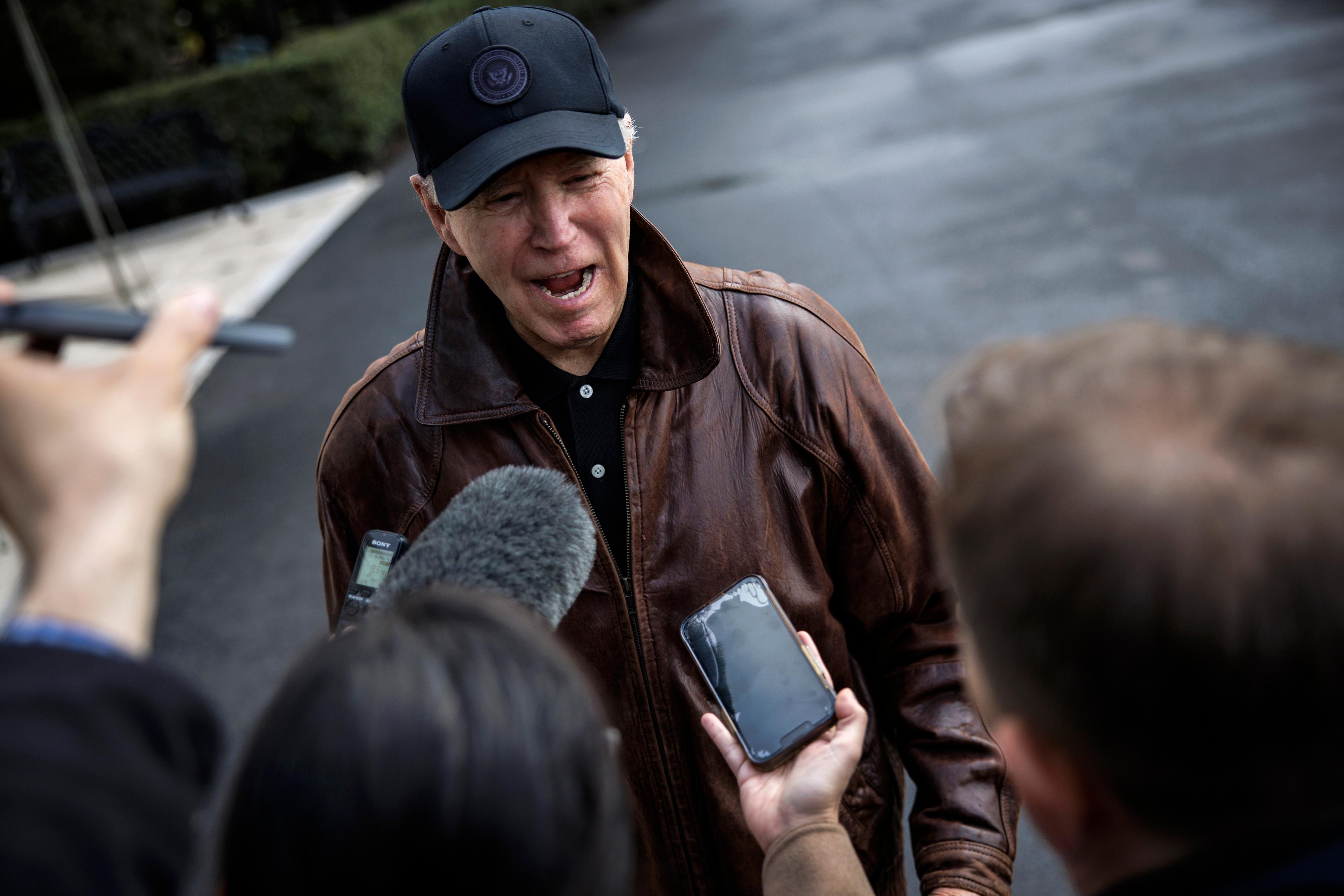 USA:s president Joe Biden får frågor från journalister utanför Vita huset i Washington DC den 13 januari. Foto: Samuel Corum/Getty Images