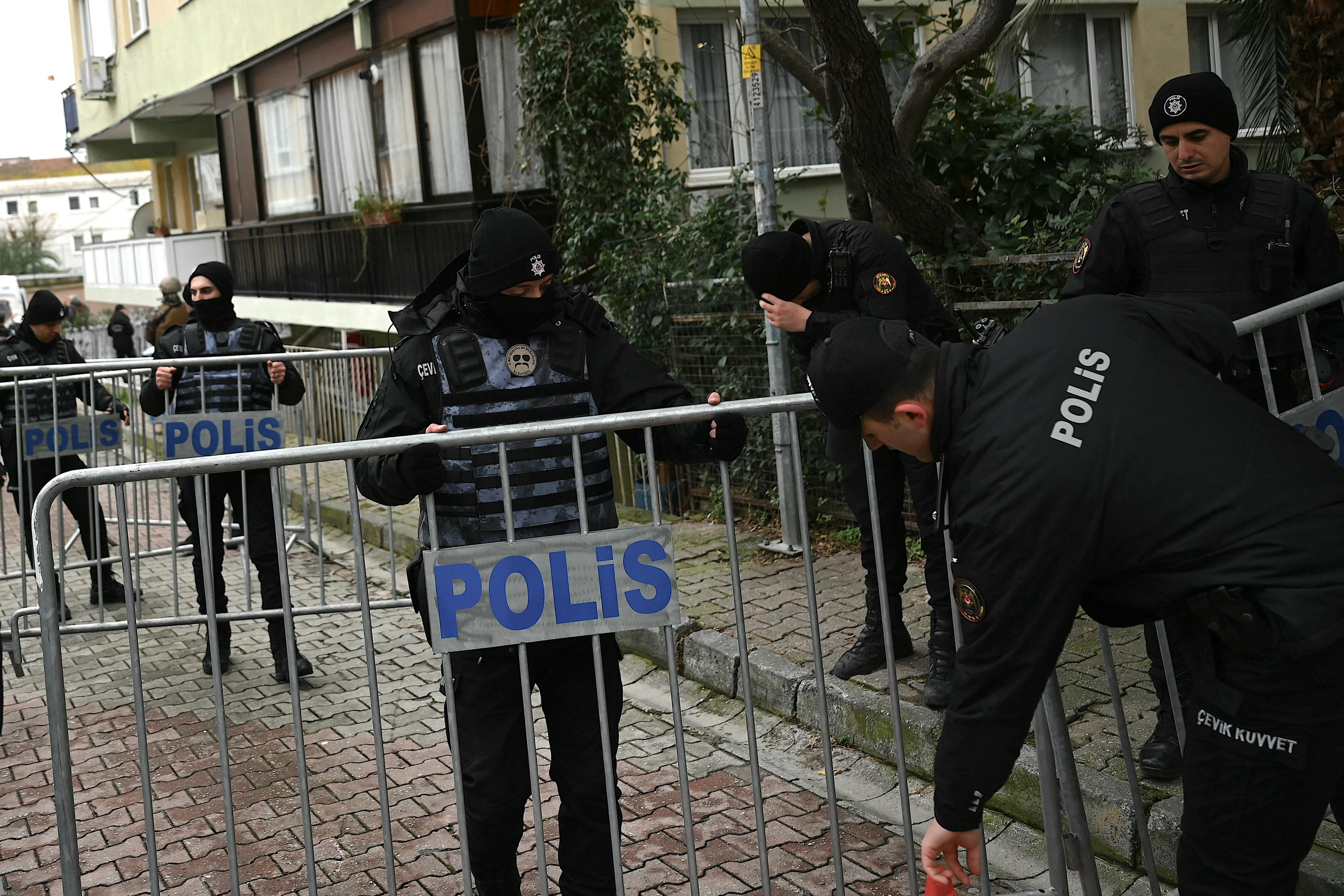 Turkisk polis spärrar av en gata i närheten av Santa Maria Draperis-kyrkan i Istanbul den 28 januari. Foto: Ozan Kose/AFP via Getty Images