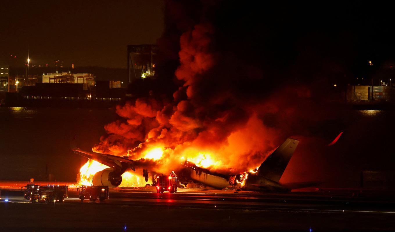Samtliga ombord på Japan Airlines-planet kunde mirakulöst evakueras. Foto: Issei Kato/Reuters/TT