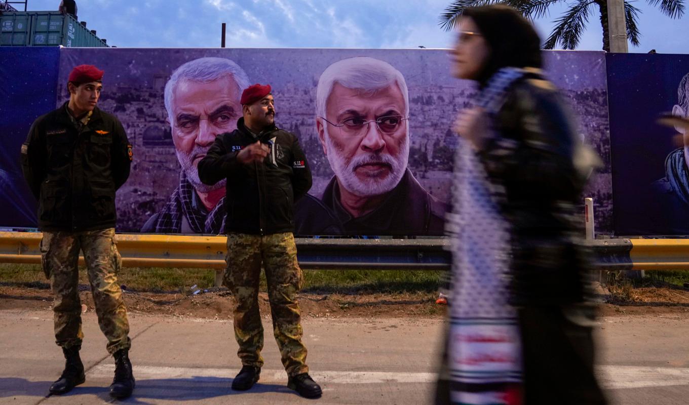 En kvinna utanför Qassem Soleimanis grav i södra Iran. Arkivbild. Foto: Hadi Mizban/AP/TT