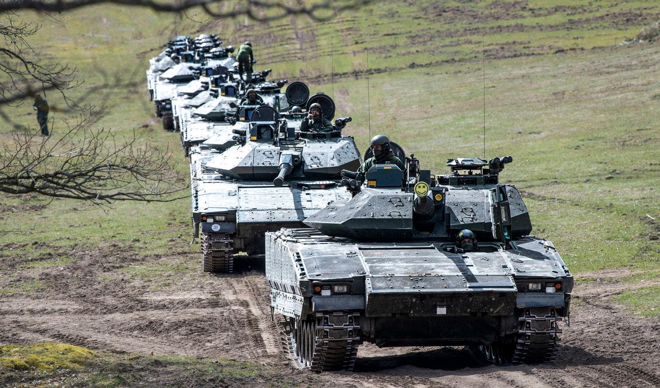 ÖB vill se en ny inriktning på upprustningen, men flera partier är tveksamma. På bilden över ukrainska soldater med svenska stridsfordon 90. Arkivbild. Foto: Fredrik Sandberg/TT