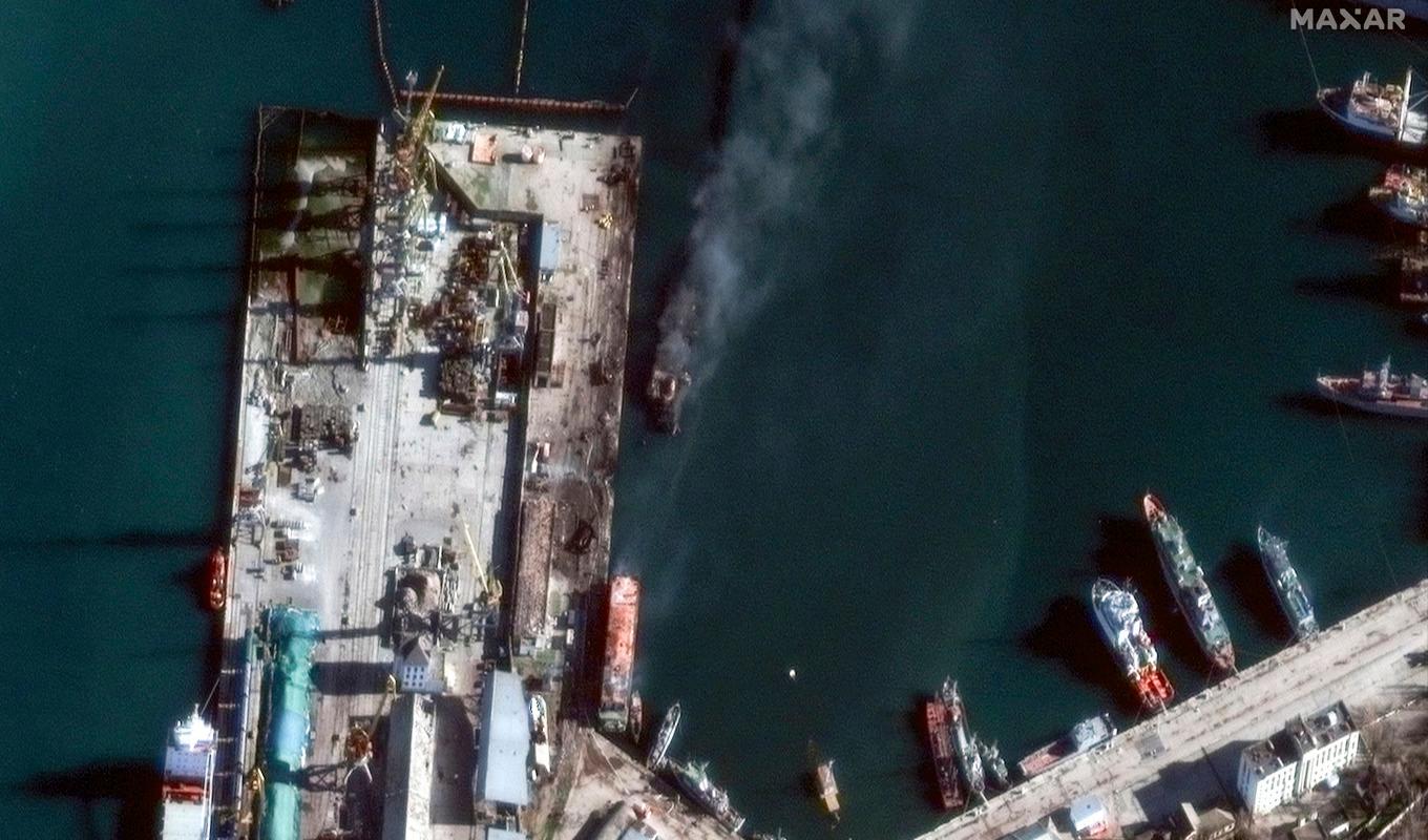 I slutet på december blev det ryska landstigningsfartyget Novotjerkassk totalförstört i Ukrainas anfall mot en hamn på Krimhalvön. Arkivbild Foto: Maxar Technologies via AP/TT