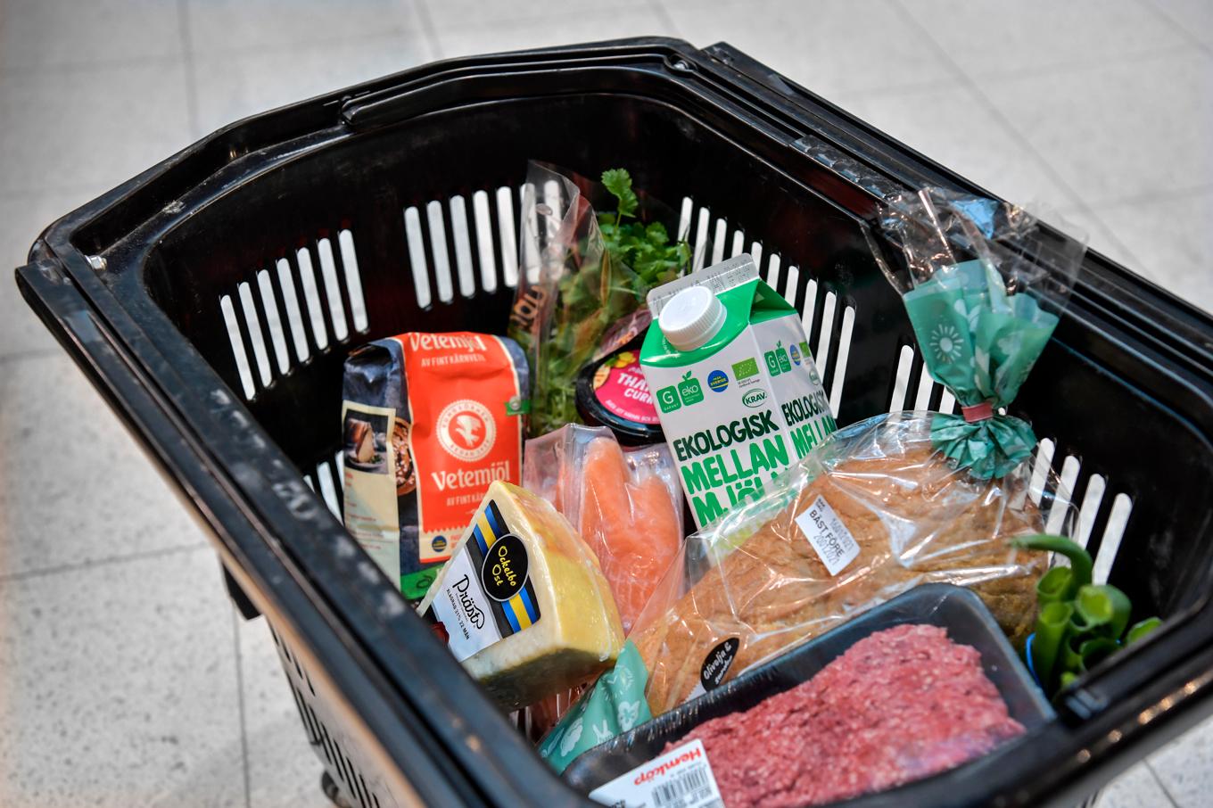 Försäljningen av mjöl, ost, kött och andra livsmedel ökade i december. Arkivbild. Foto: Anders Wiklund/TT