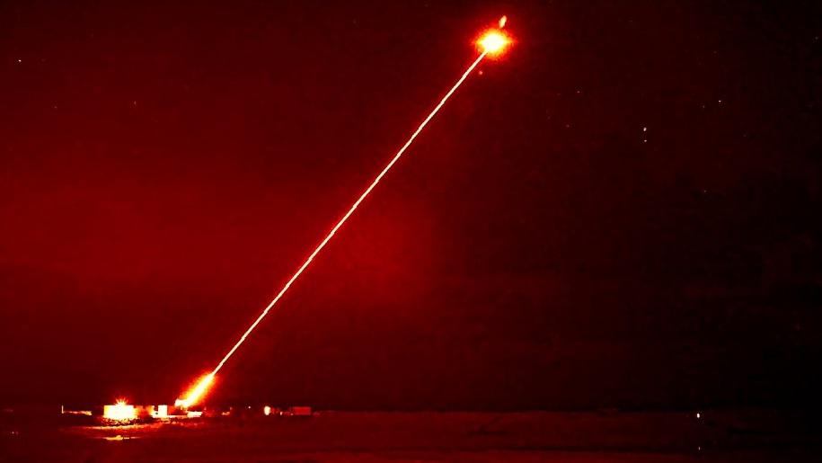 Britterna har testat en laser, som ska vara ett billigare alternativ än konventionella vapen. Foto: Brittiska försvarsdepartementet/TT