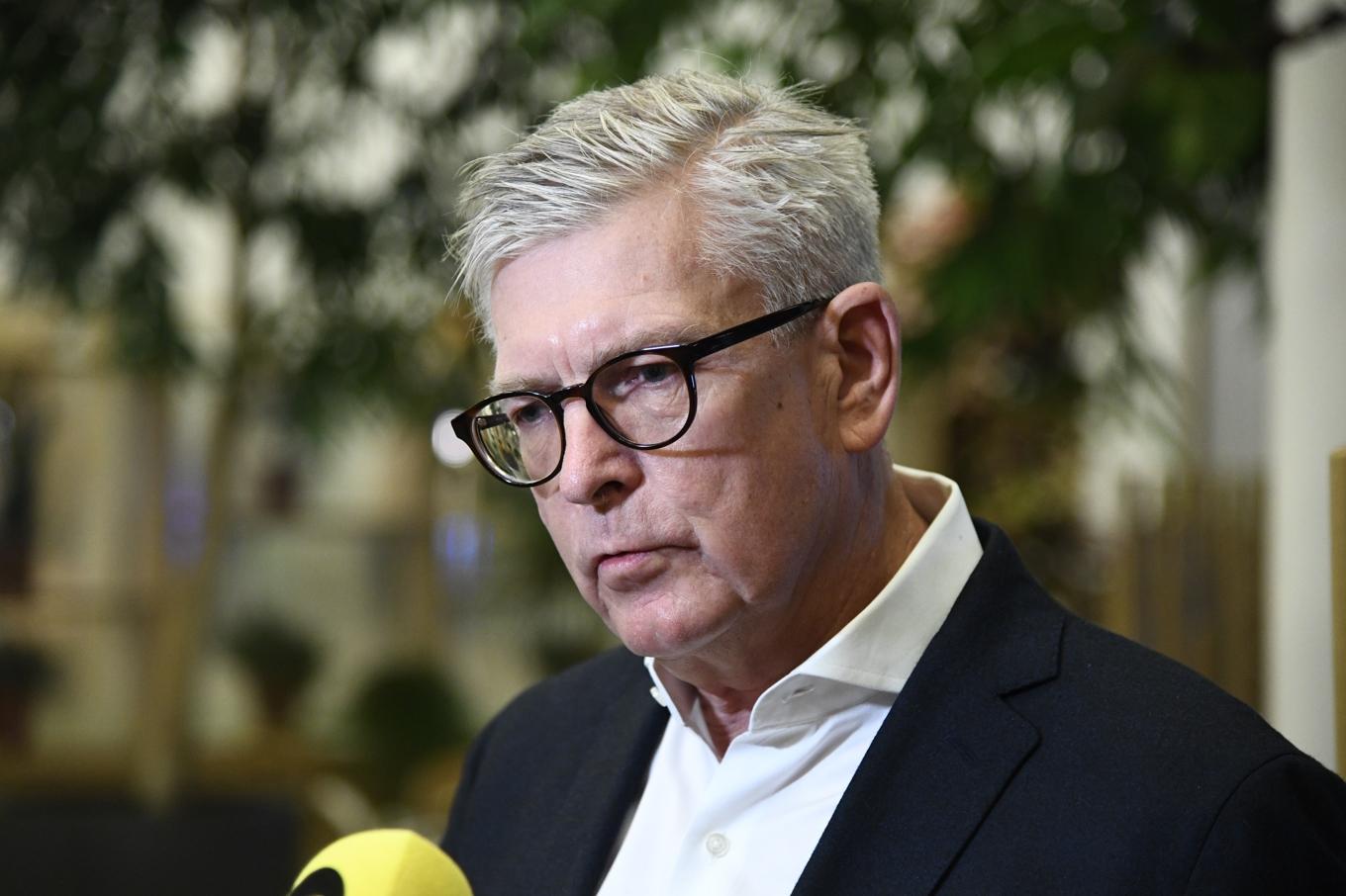 Ericssons vd Börje Ekholm visar siffrorna. Arkivbild. Foto: Lars Schröder/TT