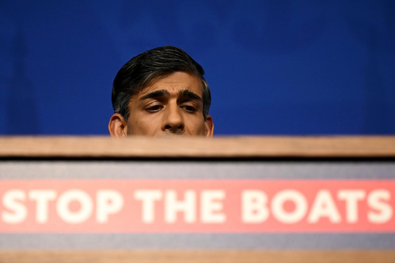 Rishi Sunak vill avskräcka migranter att ta sig till Storbritannien över Engelska kanalen i små båtar. Arkivbild Foto: Leon Neal/AP/TT