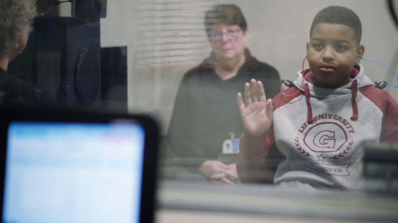 En 11-årig pojke som föddes döv har efter att ha behandlas med genterapi i oktober 2023 nu börjat höra. Foto: Children’s Hospital of Philadelphia/AP/TT