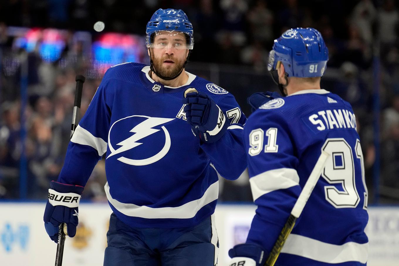 Tampa Bays svenske back Victor Hedman (till vänster) har nu gjort mer än 700 poäng, mål och assist sammanräknade, under sin karriär i NHL. Han är den fjärde svenske back som gjort det. Arkivbild. Foto: Chris O'Meara/AP/TT
