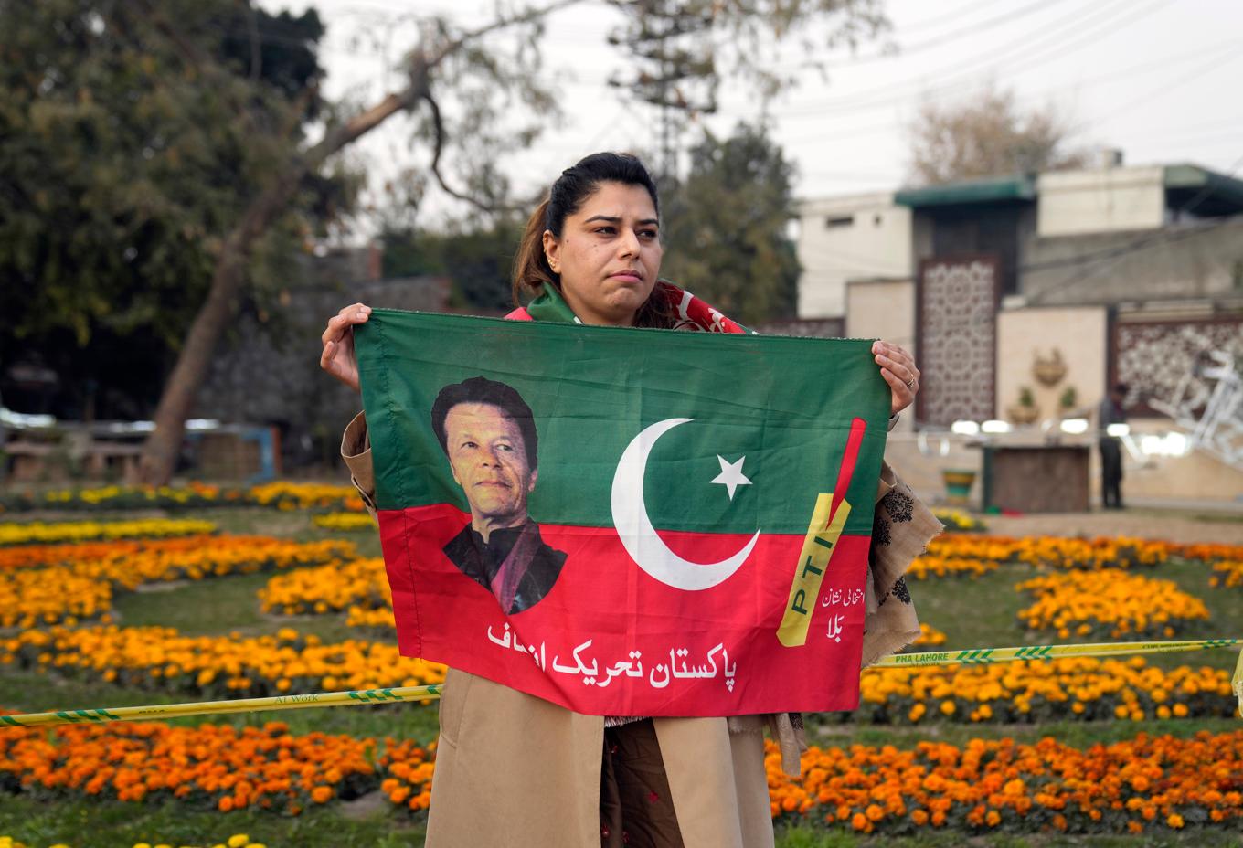 En kvinna visar sitt stöd för Pakistans fängslade tidigare premiärminister Imran Khan i Lahore, i söndags. Foto: K.M. Chaudary/AP/TT