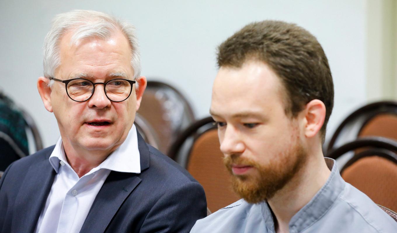 Lars Ronnås från Sveriges ambassad i Teheran och Johan Floderus i rättssalen den 20 december. Arkivbild. Foto: Hossein Yarahmad/Mizan News Agency/AP/TT