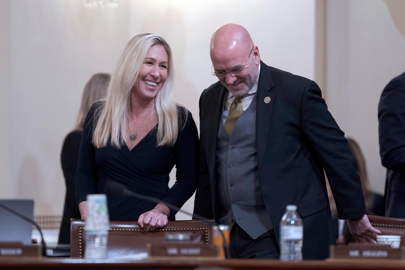 De republikanska representanthusledamöterna Marjorie Taylor Greene och Clay Higgins vid tisdagens utskottsmöte. Foto: J. Scott Applewhite/AP/TT