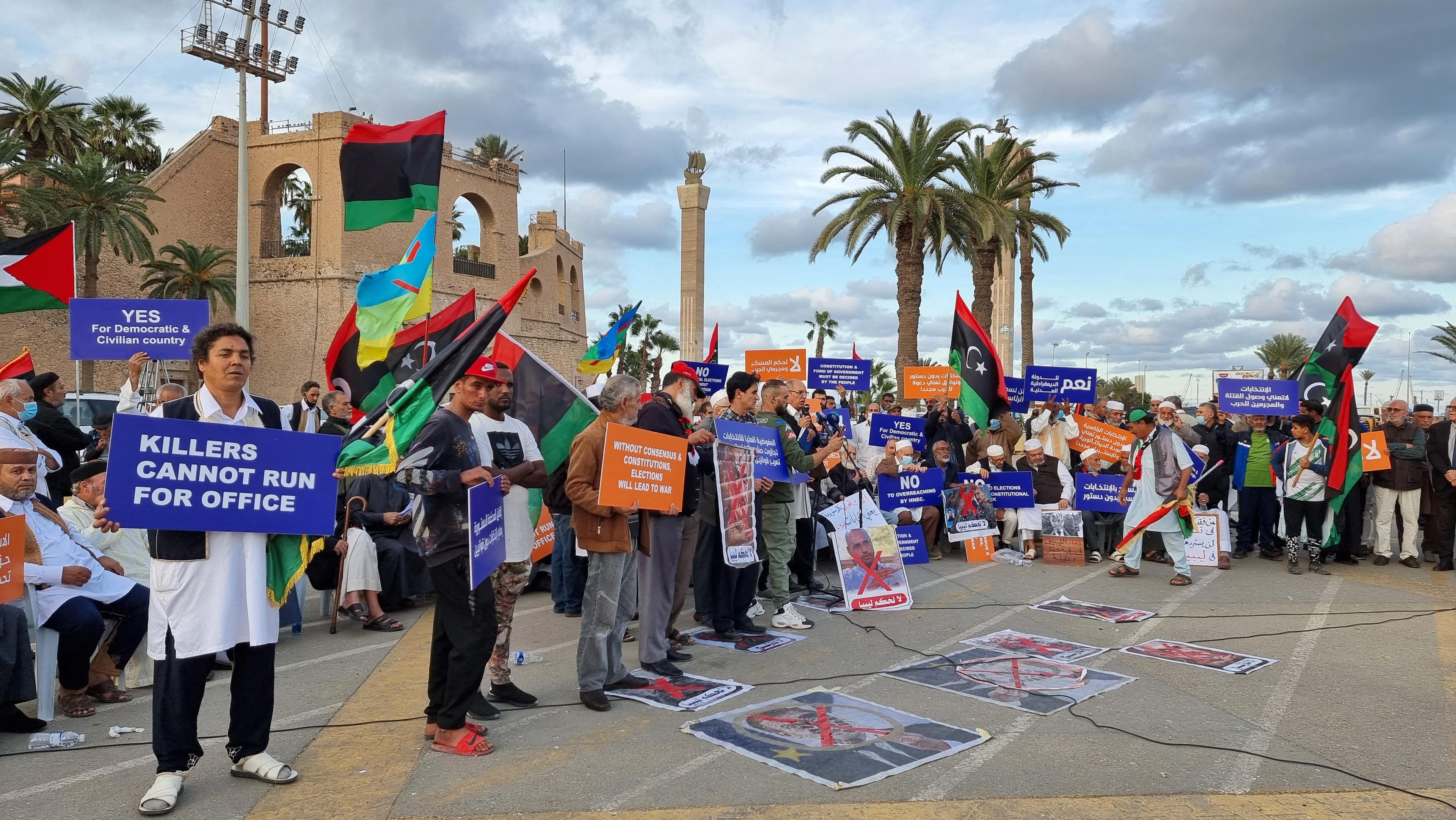 Protester, i Tripoli den 19 november 2021, mot Seif al-Islam Gaddafis kandidatur i landets presidentval följande december. Foto: Mahmud Turkia/AFP Via Getty Images