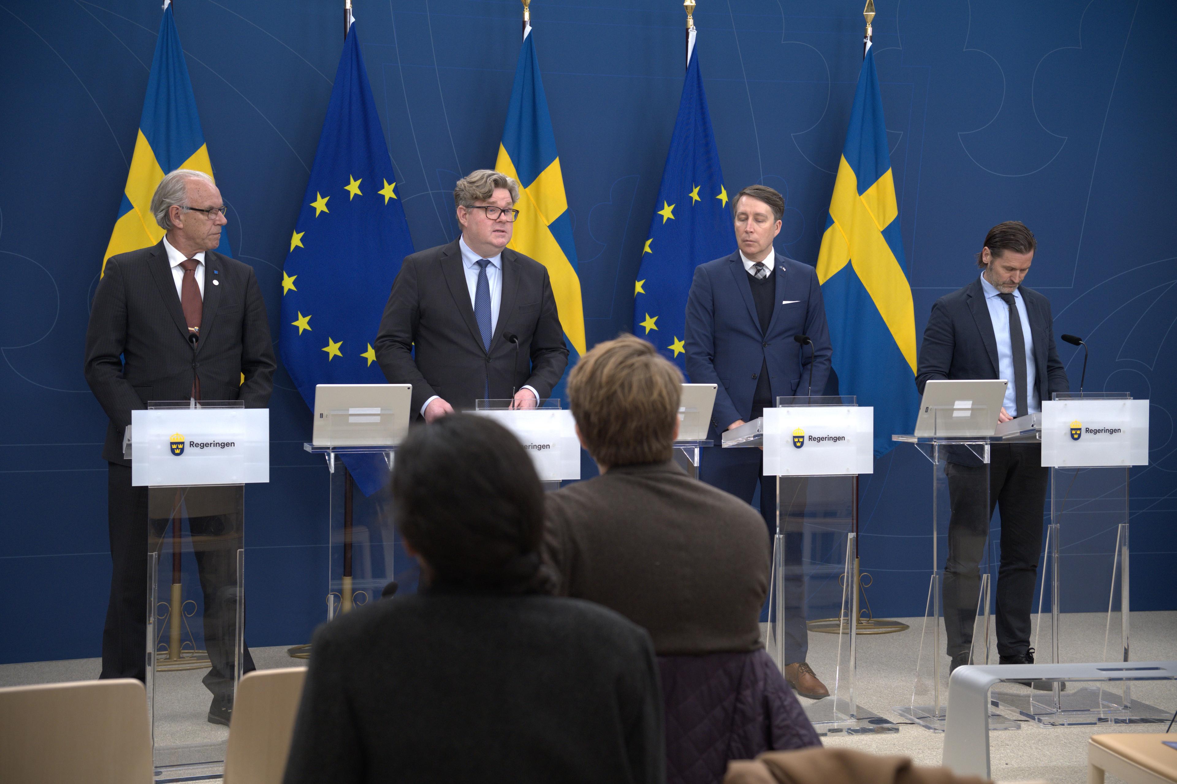 Torsten Elofson, rättspolitisk talesperson (KD), Gunnar Strömmer (M), justitieminister, Richard Jomshof (SD), ordförande i justitieutskottet och Martin Melin (L), talesperson i polisfrågor på en pressträff den 1 februari. Foto: Roger Sahlström