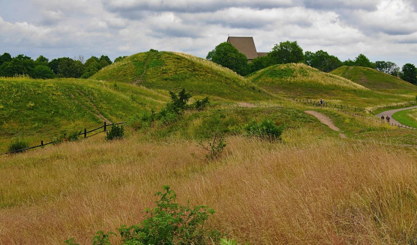 Benämningen ”kungshögar” syftar egentligen inte på vem man förmodar ligger i dem, utan på deras storlek. De tre högarna är 55–70 meter i diameter och 7–11 meter höga. Foto: Shutterstock