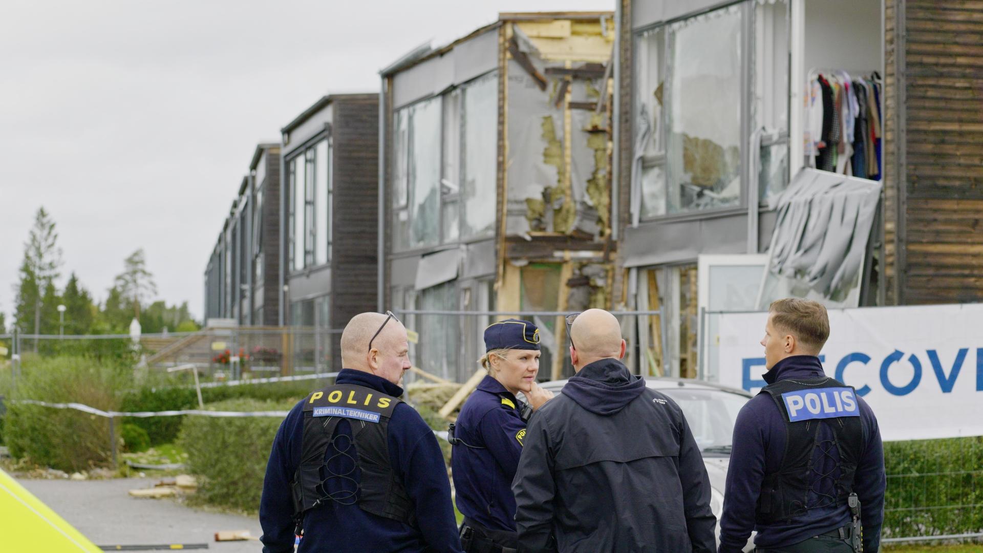 I Sverige finns det över 60 000 personer som har kopplingar till gängkriminella, enligt polisens lägesbild. På bilden, som är tagen den 29 september 2023, ser man poliser och tekniker efter ett bombdåd mot en bostad i Fullerö utanför Uppsala dagen innan. En 24-årig kvinna dog i samband med dådet. Foto: Marcus Strand