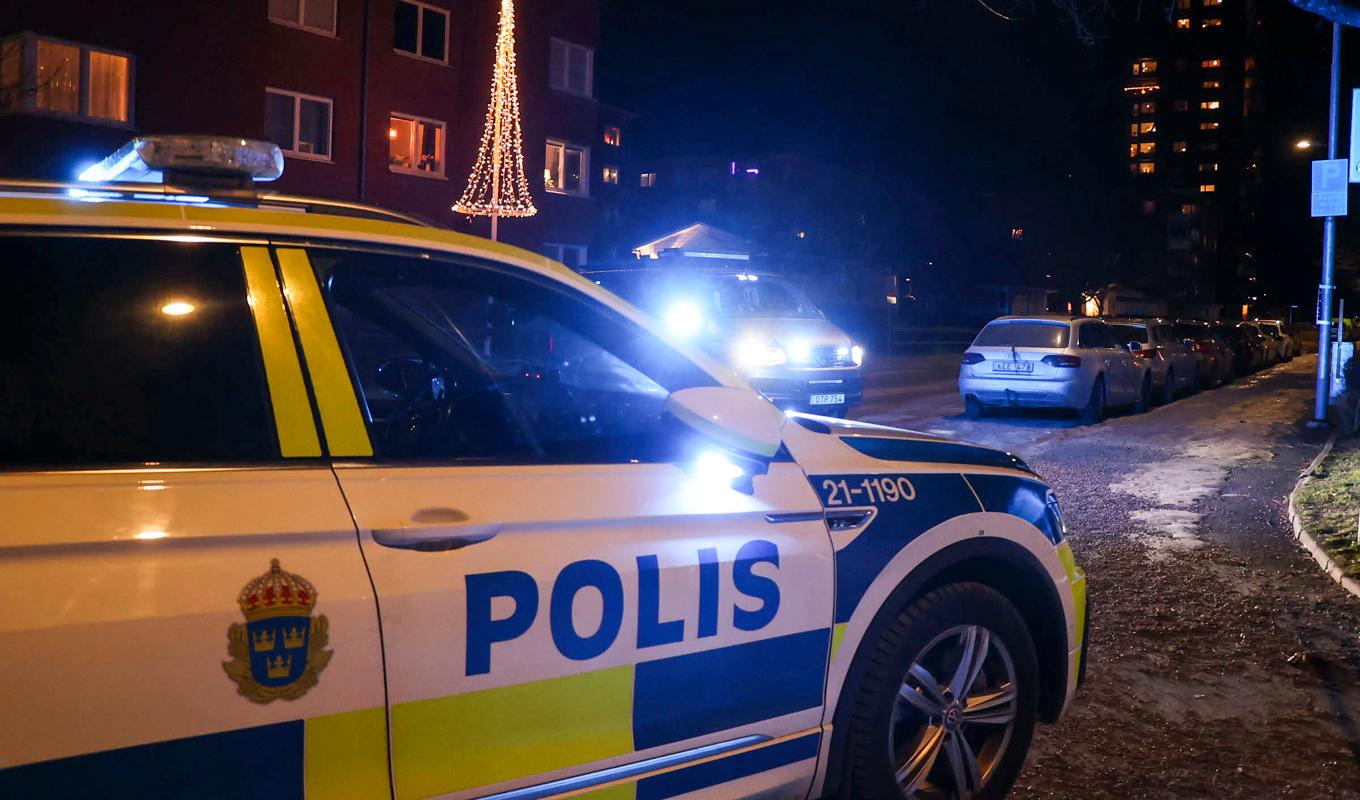 Ett misstänkt, explosivt föremål hittades vid ett flerfamiljshus i Gränby, Uppsala. Foto: Utryckning Uppsala/TT