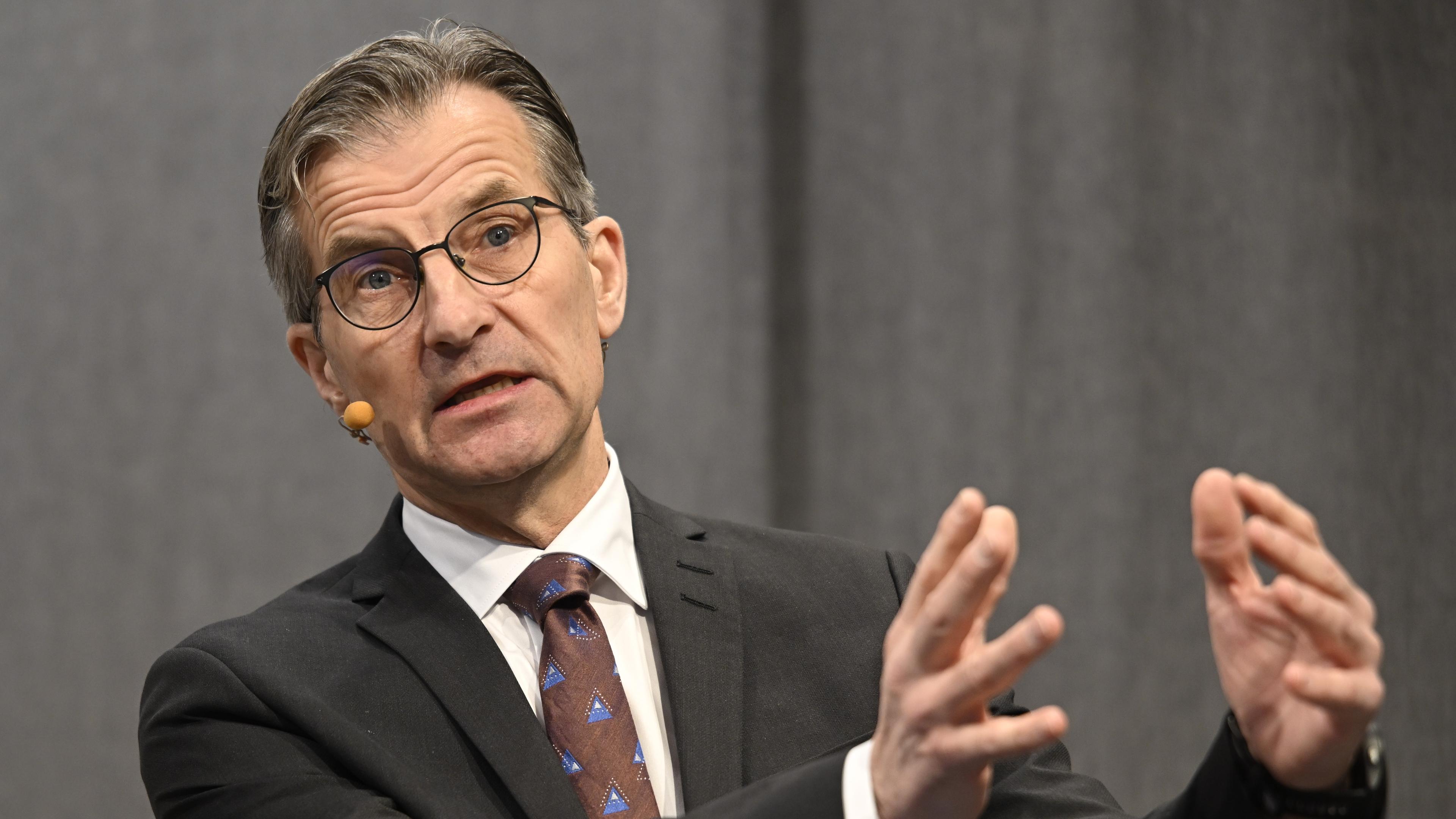 Riksbankschef Erik Thedéen och hans direktion väntas sänka styrräntan till 2 procent 2025, enligt marknadens prissättning. Foto: Fredrik Sandberg/TT