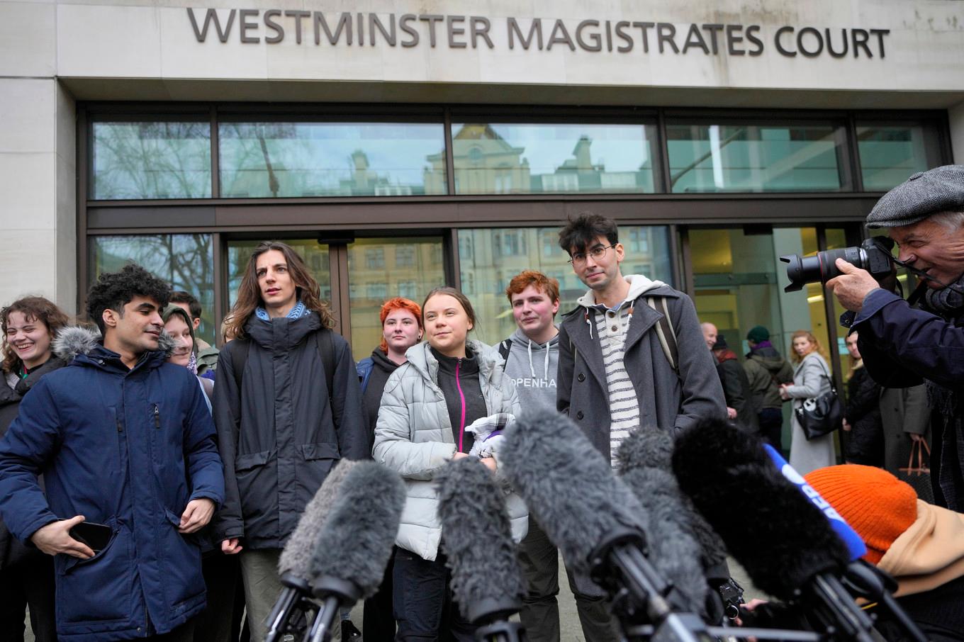 Greta Thunberg frias i rätten i London, rapporterar flera medier. Hon stod åtalad för störande av allmän ordning. Foto: Kirsty Wigglesworth/AP