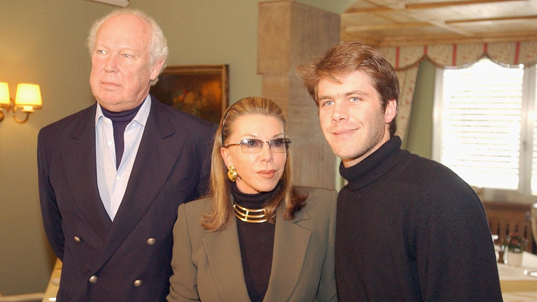 Italiens siste kronprins, Viktor Emanuel av Savojen (här till vänster i bild), har avlidit. I mitten står hans fru Marina Doria och till höger sonen Emanuele Filiberto. Bilden togs 2002. Arkivbild. Foto: Edi Engeler/Keystone/AP/TT