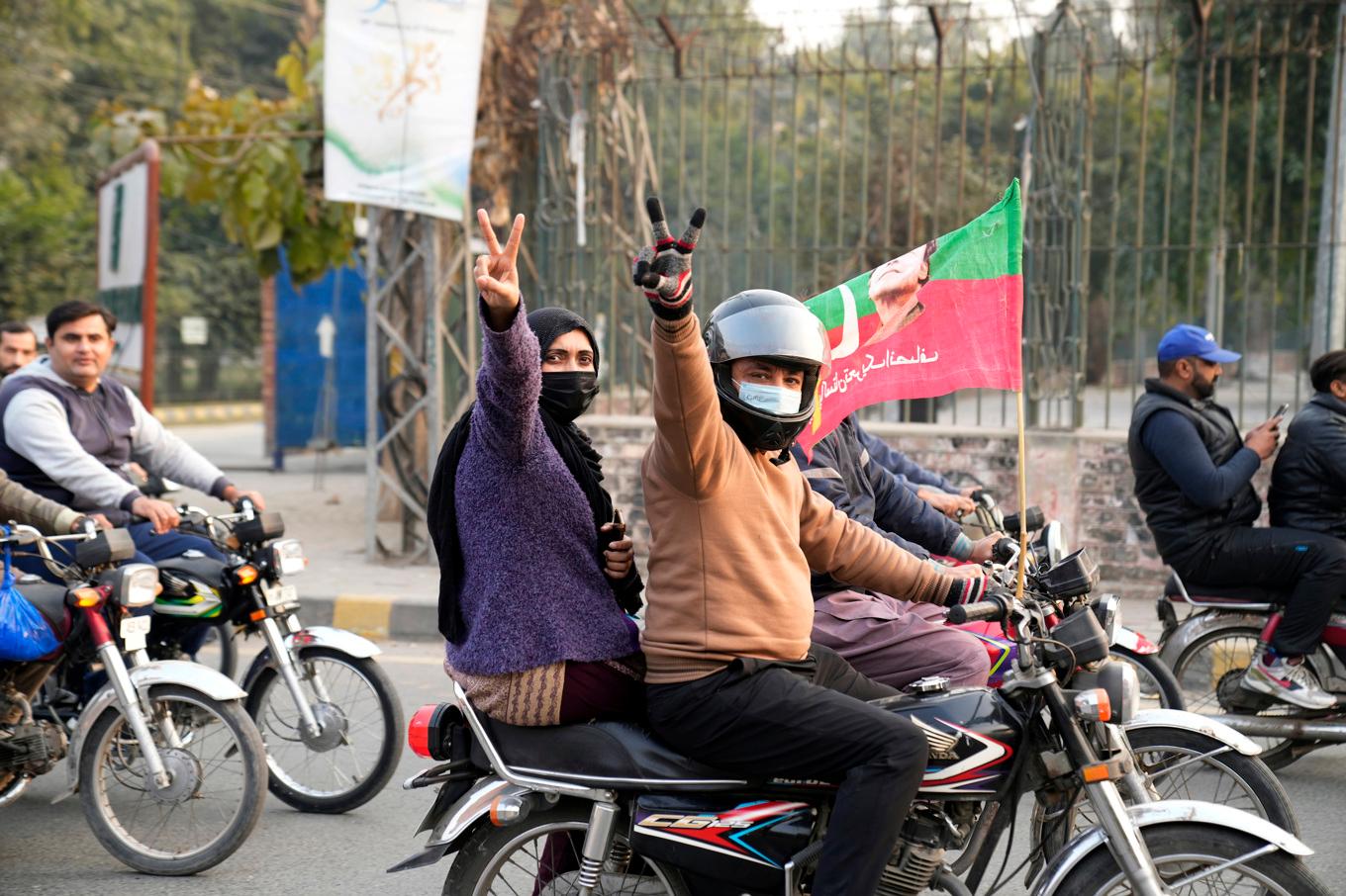 Anhängare till Imran Khan vid ett valmöte i Lahore i förra veckan. Foto: K.M. Chaudary/AP/TT