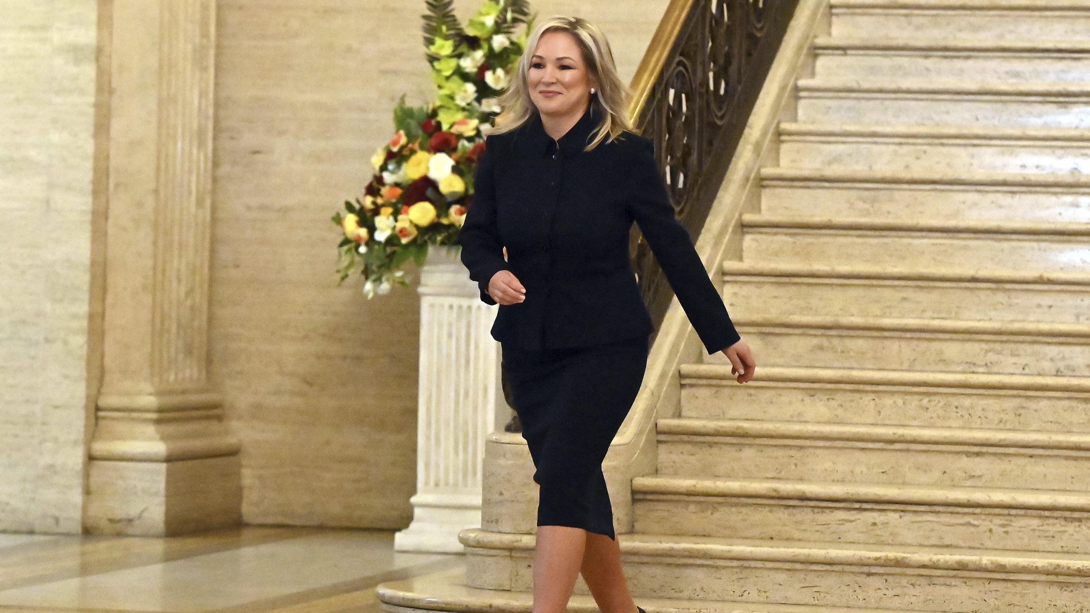 Nordirlands nya ledare, Sinn Féins biträdande partiledare Michelle O'Neill, inne i parlamentet. Foto: Oliver McVeigh/AP/TT
