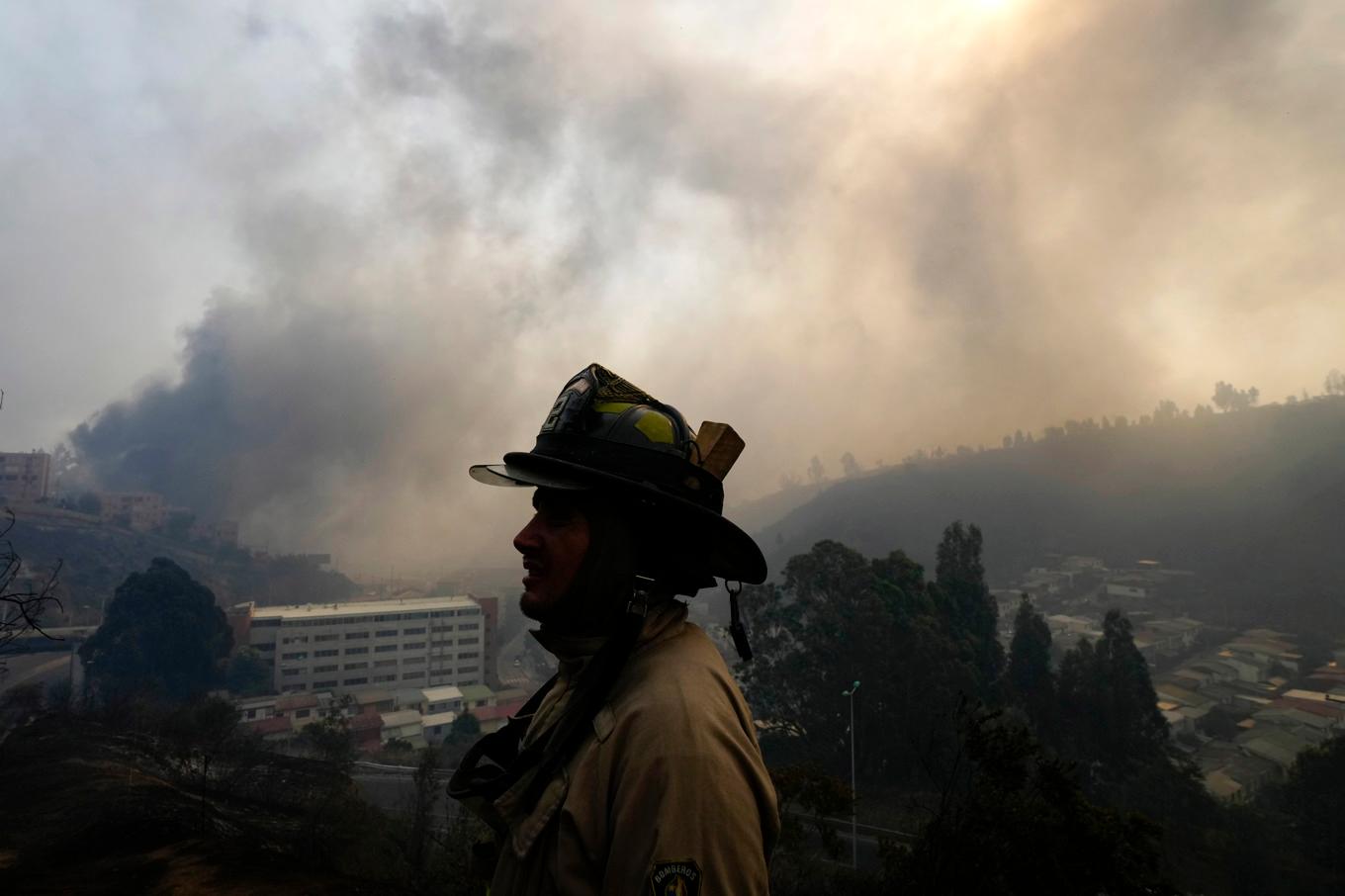 Svåra skogsbränder härjar i Chile. Foto: Esteban Felix/AP/TT