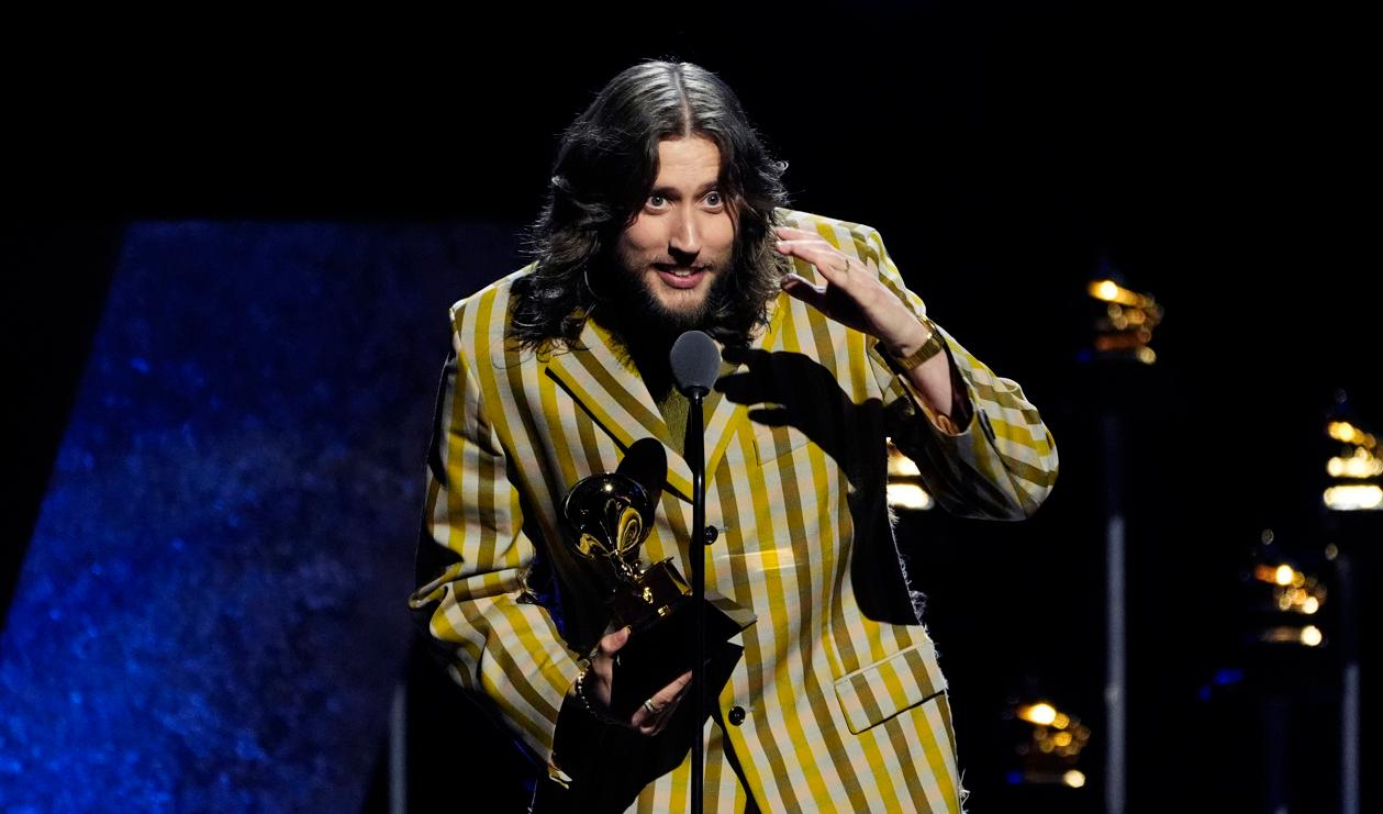 Ludwig Göransson tar emot pris för bästa filmmusik under Grammygalan. Foto: Chris Pizzello/AP
