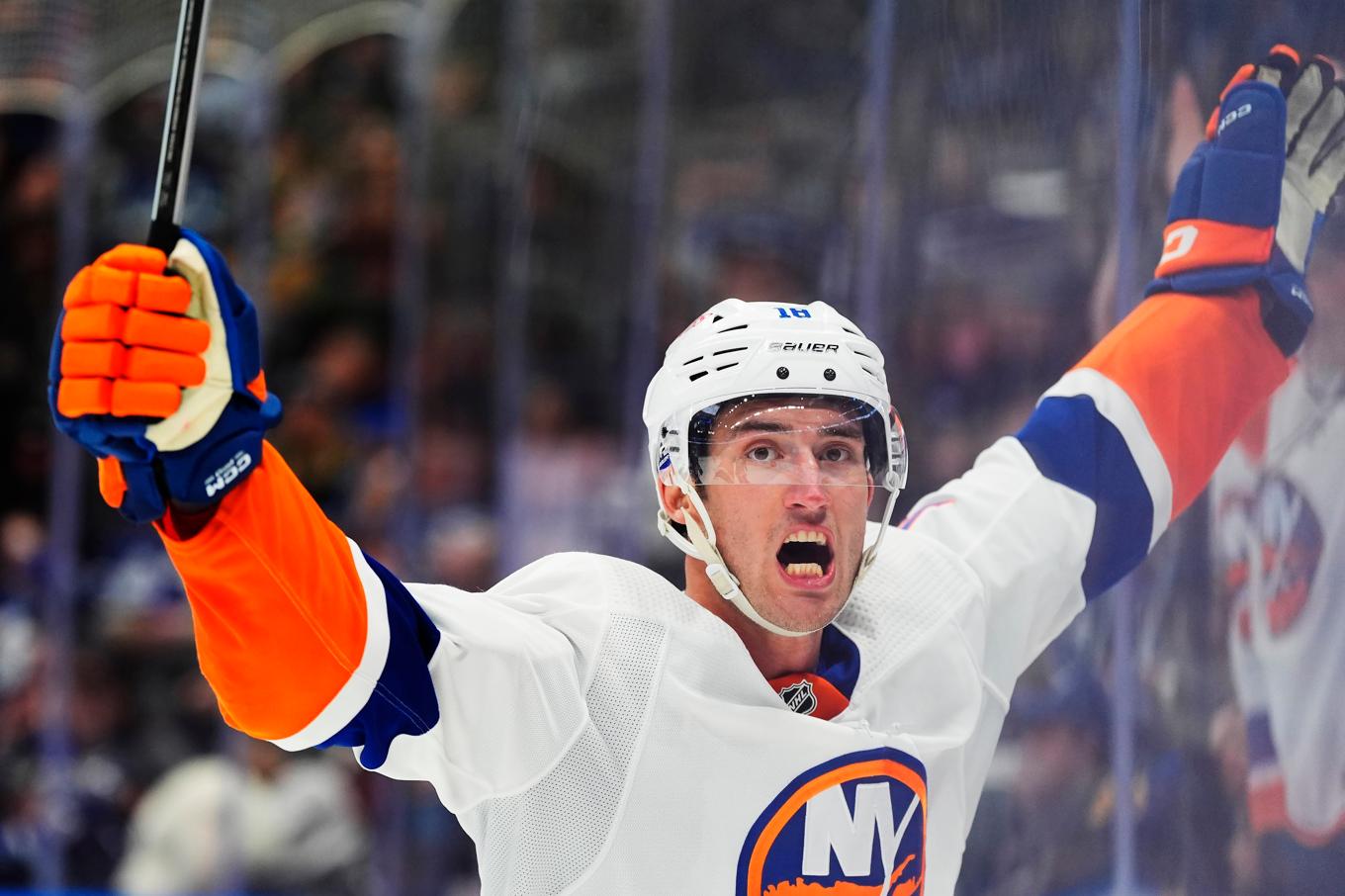 New York Islanders Pierre Engvall jublar efter att ha gjort det avgörande målet i 3–2-segern mot gamla laget Toronto. Foto: Frank Gunn/AP/TT