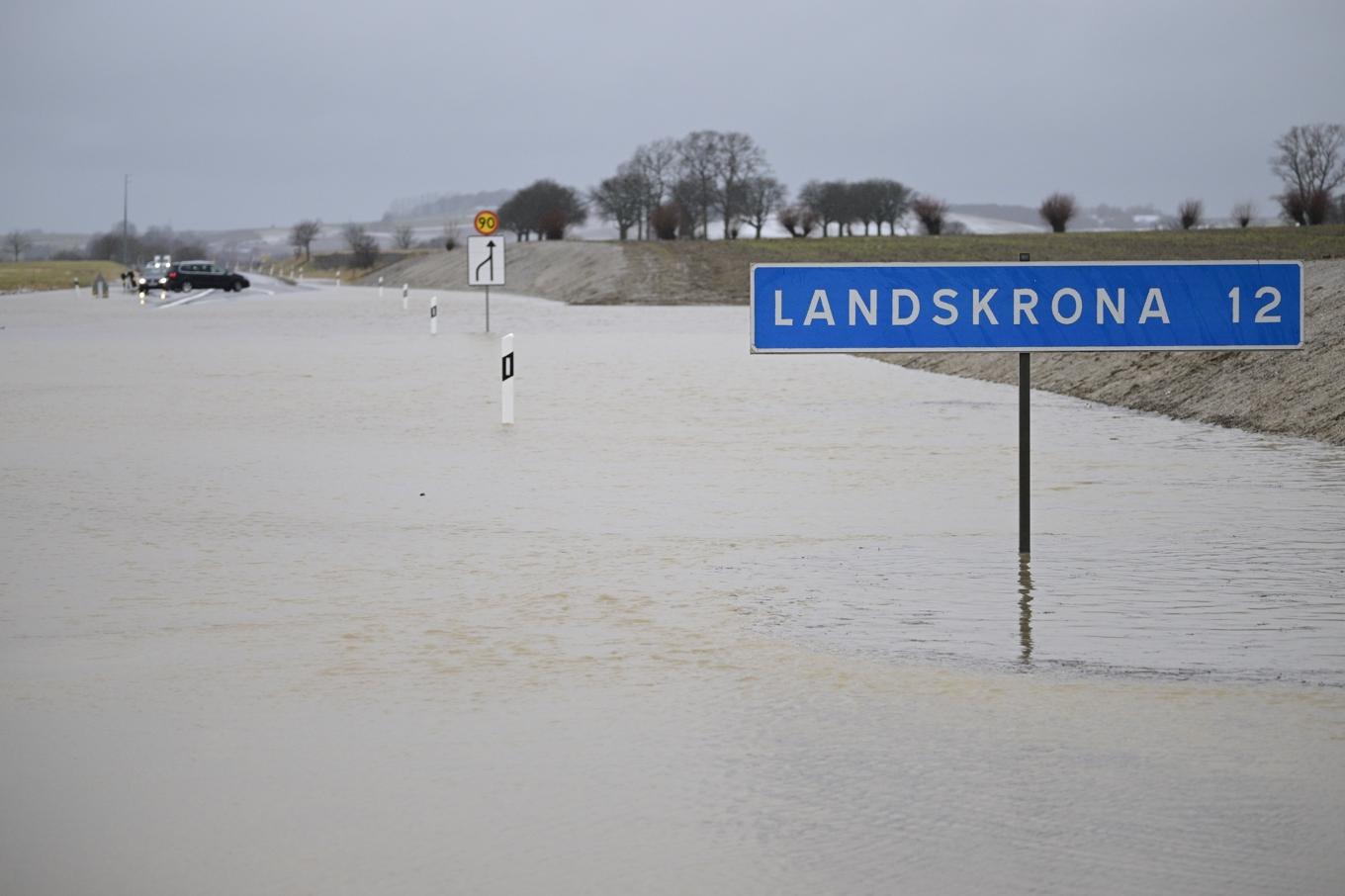 Bilar och lastbilar kämpar för att ta sig genom vattenmassorna på väg 17 i höjd med Billeberga mellan Landskrona och Eslöv på tisdagen. Foto: Johan Nilsson/TT