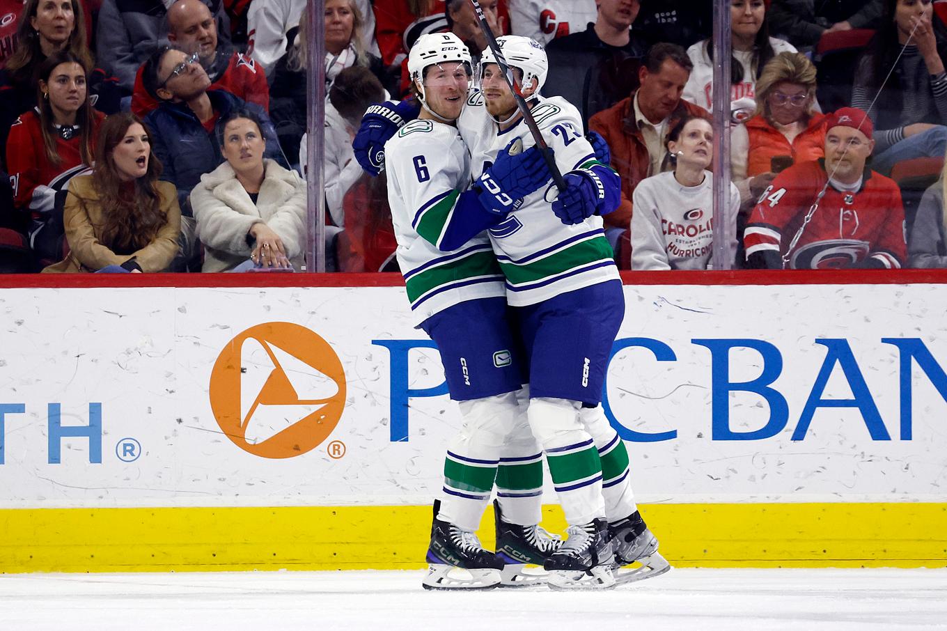 Elias Lindholm (till höger) firar sitt andra mål mot Carolina tillsammans med lagkamraten Brock Boeser. Foto: Karl B DeBlaker/AP/TT