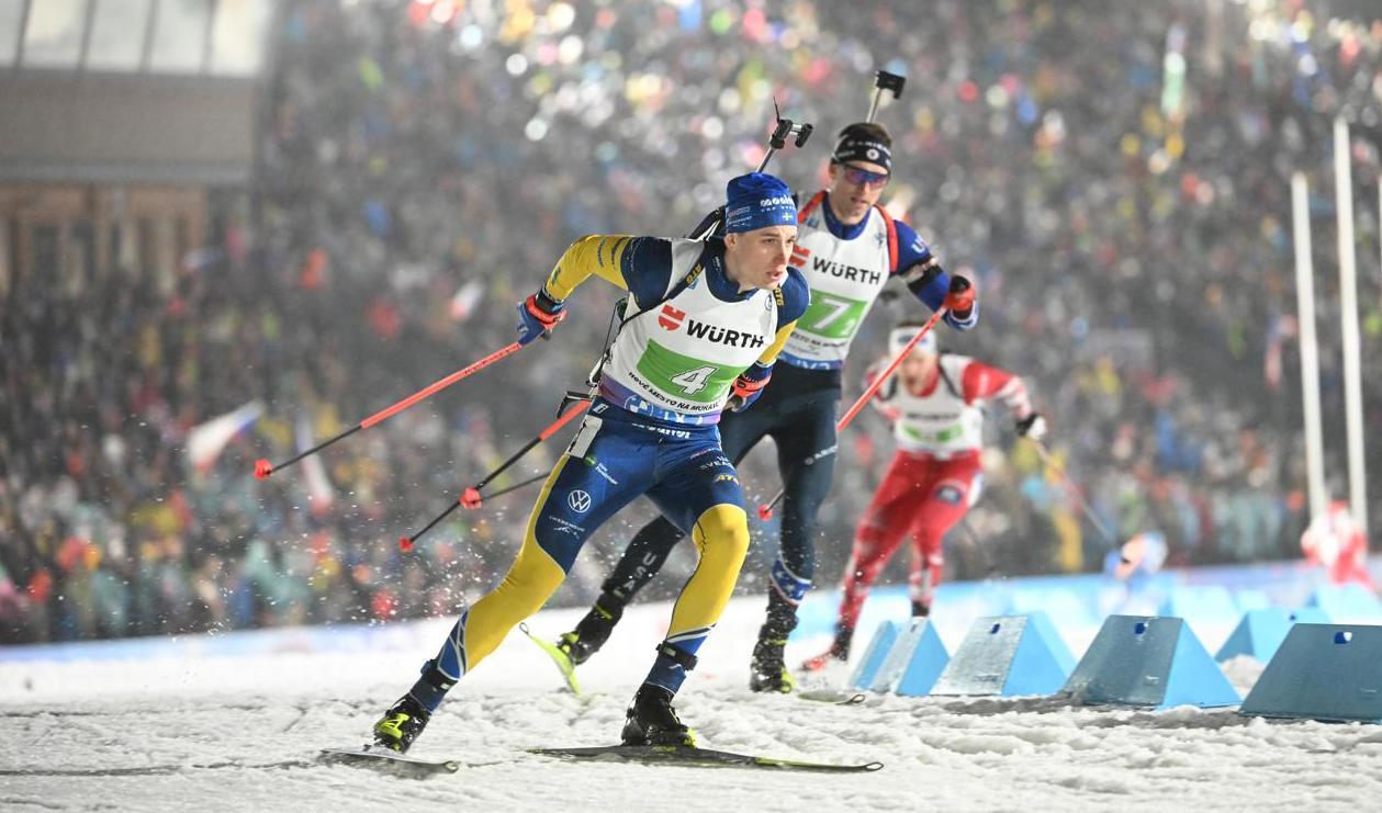 Martin Ponsiluoma under dagens mixedstafett i skikdskytte-VM, där Sverige tog ett brons. Foto: Fredrik Sandberg/TT