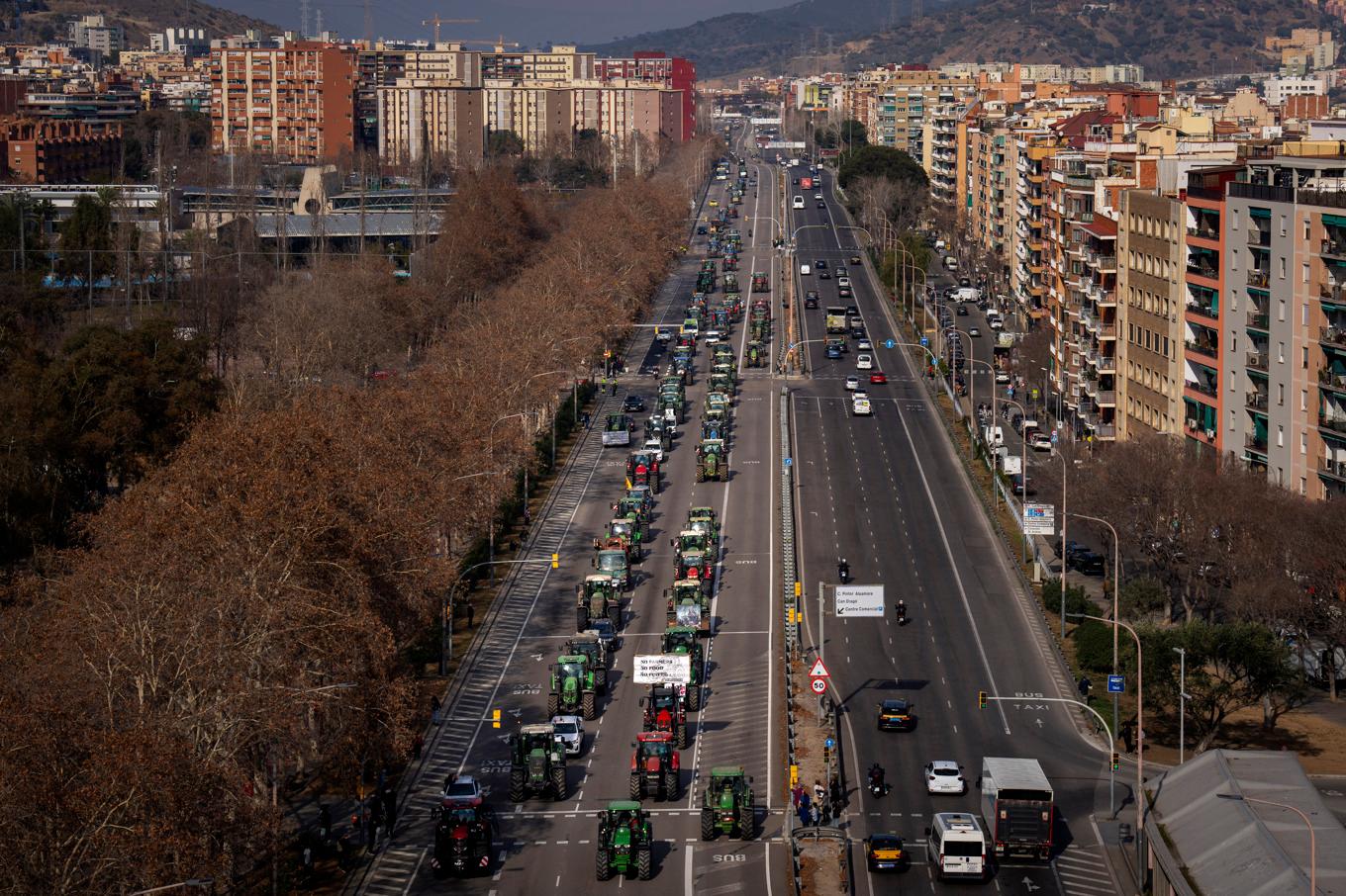 Traktorförare kör in i den spanska storstaden Barcelona, i protest mot EU:s jordbrukspolitik. Foto: Emilio Morenatti/AP/TT