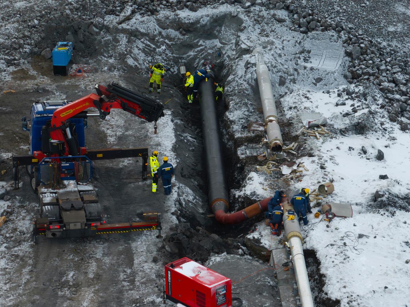 Arbetet pågår på Island för att laga en förstörd rörledning. Foto: Marco Di Marco/AP/TT