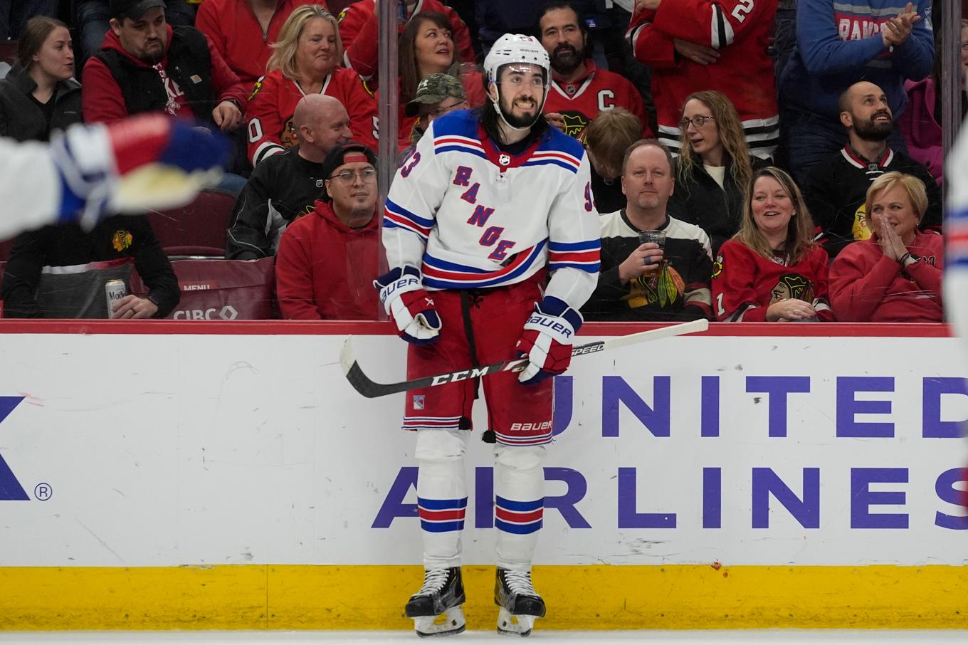 Glad i dag. New York Rangers svenske stjärna Mika Zibanejad fick stopp på sin egen måltorka och gjorde vinnarmålet i förlängningen när Rangers besegrade Chicago. Foto: Erin Hooley/AP/TT