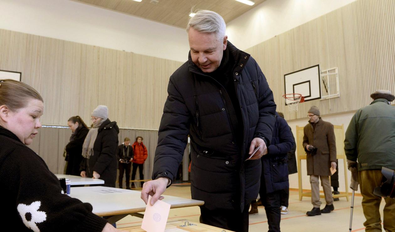 Pekka Haavisto lade sin röst i Helsingfors under morgonen. Foto: Mikko Stig/Lehtikuva AP/TT