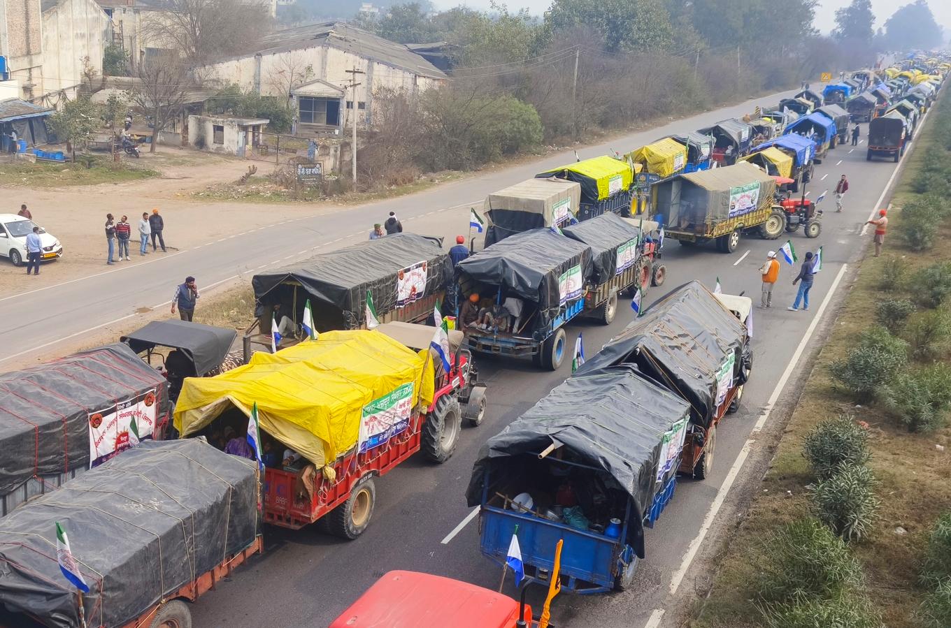 Bönder på traktorer kör in i Indiens huvudstad New Delhi. Foto: Rajesh Sachar
