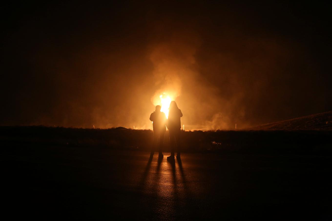 Öppna lågor efter att en gasledning exploderat utanför Borujen, 40 mil söder om Teheran. Foto: Reza Kamali Dehkordi/Fars/AP/TT