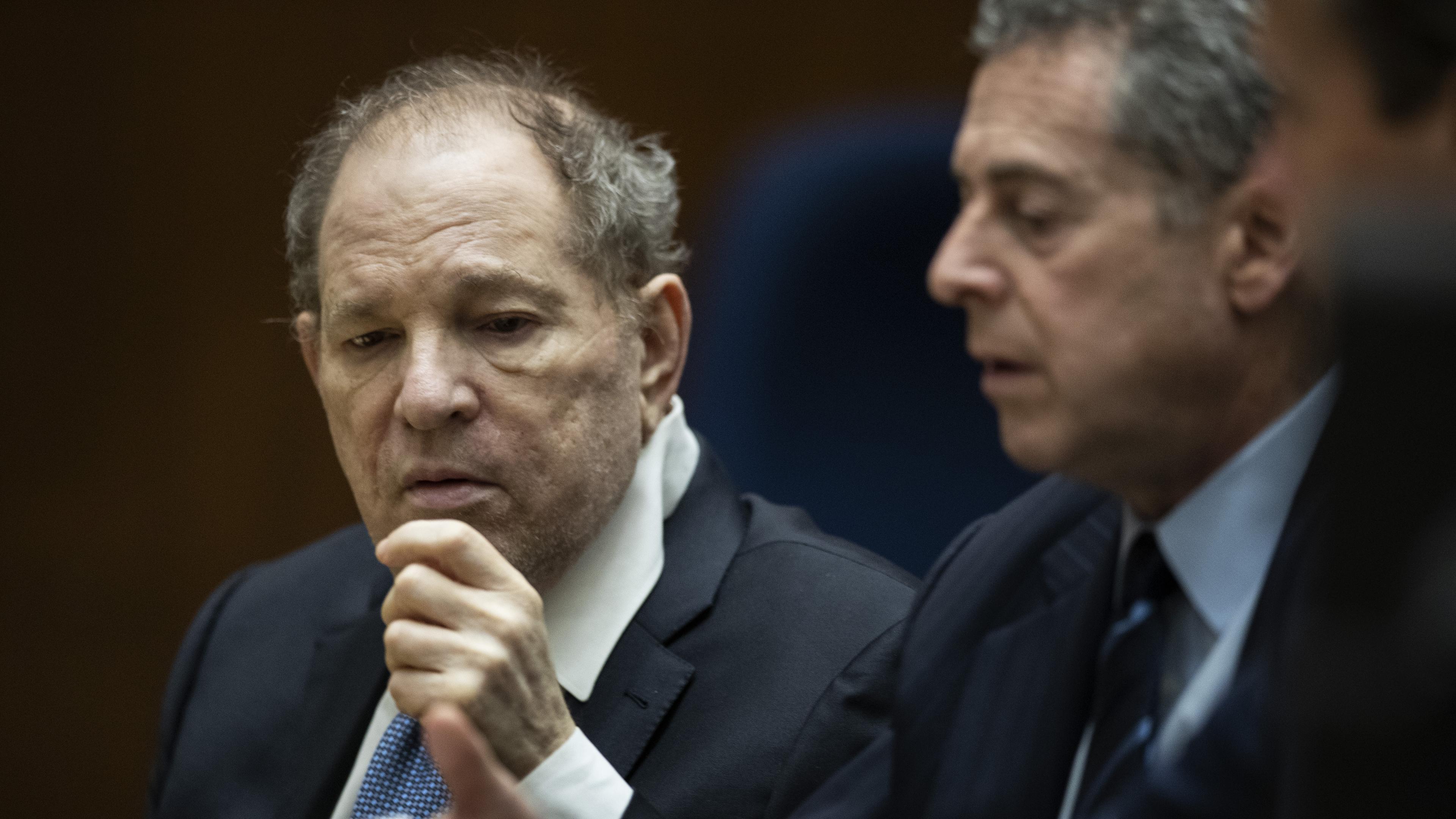 Harvey Weinstein med sin advokat Mark Werksman i rättssalen i Los Angeles, där han också stått åtalad för sexuella övergrepp. Arkivbild. Foto: Etienne Laurent/AP/TT
