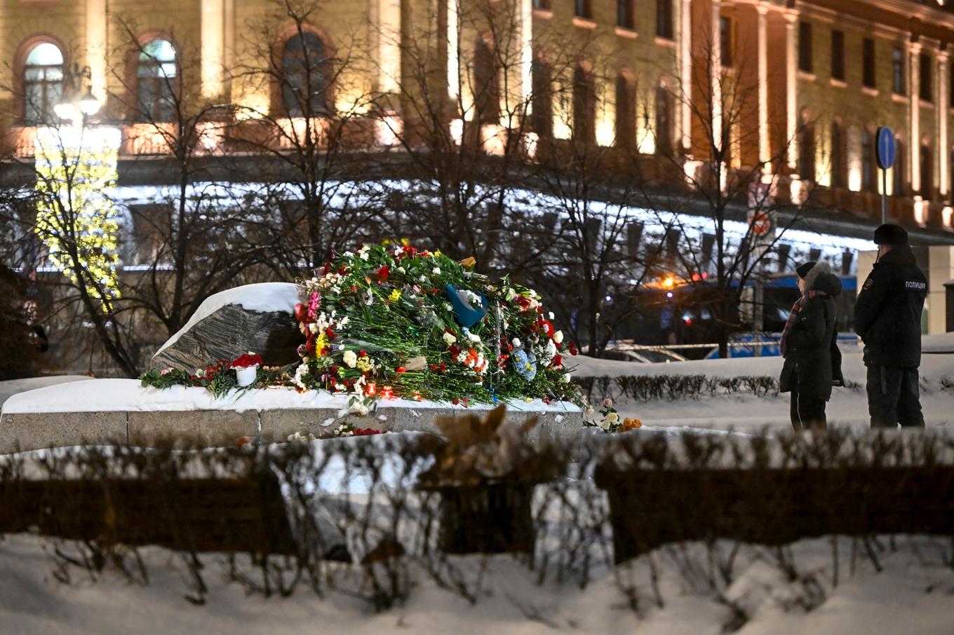 Blommor i Moskva på fredagen för att hedra regimkritikern Aleksej Navalnyj efter besked om hans död i fångenskap. Här vid ett monument till minne för det sovjetiska fängelsesystemet Gulag. Foto: Dmitry Serebryakov/AP/TT