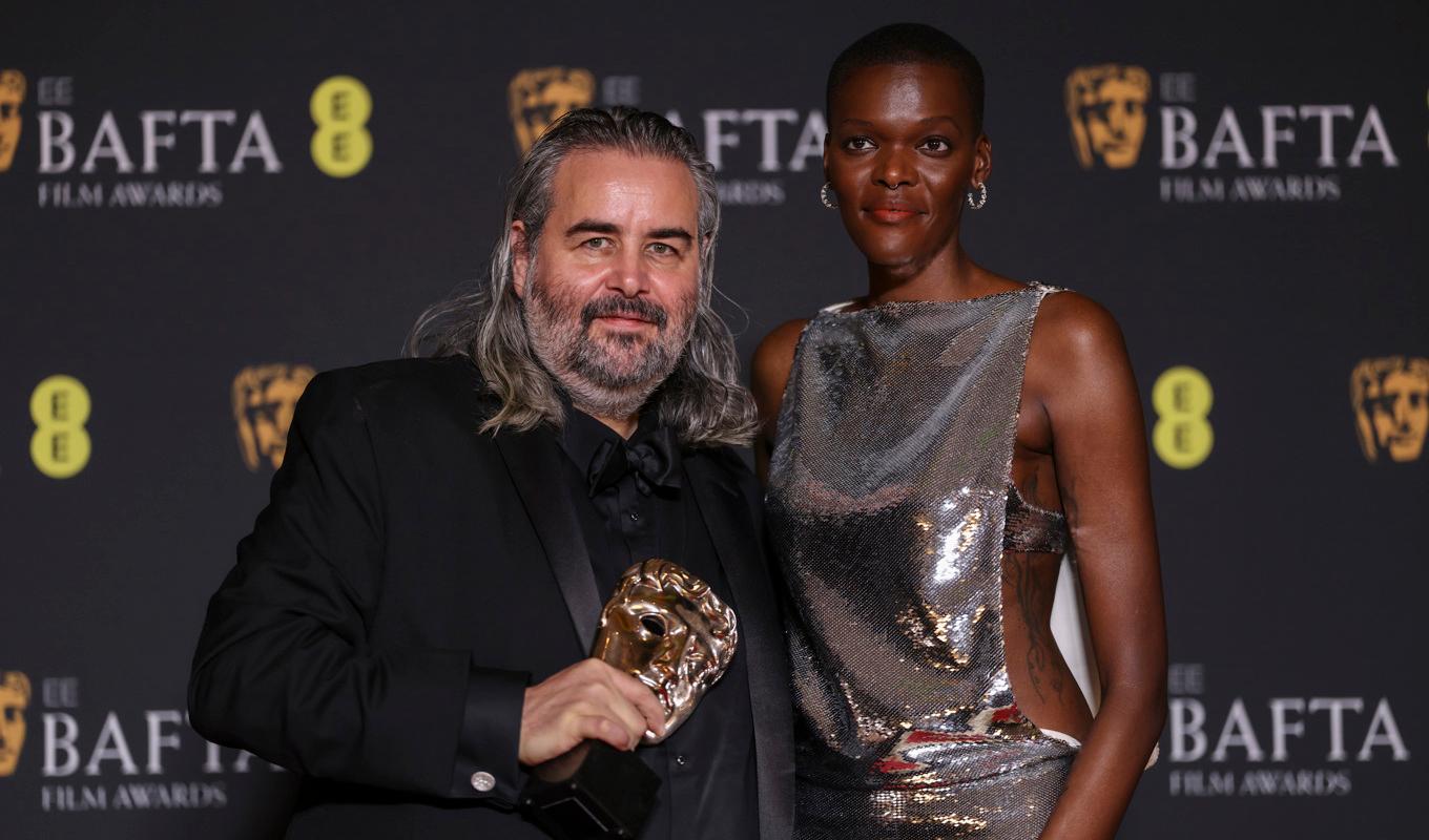 Hoyte van Hoytema vinner pris för foto till filmen "Oppenheimer". Till höger skådespelaren Sheila Atim. Foto: Vianney Le Caer/AP/TT