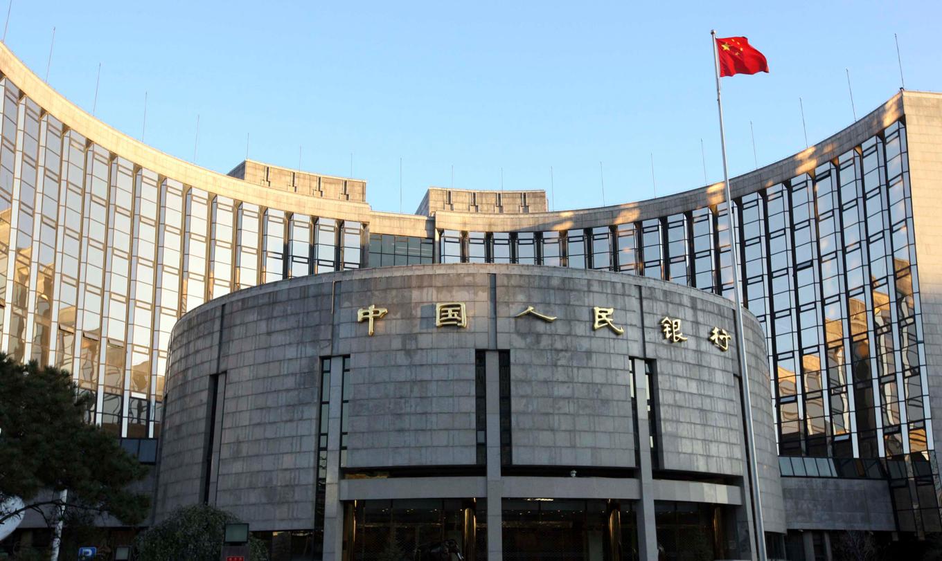 Kinas centralbank har svårt att stimulera ekonomin då landets valuta riskerar att falla. Arkivbild Foto: Gao Xueyu Xinhua/AP/TT