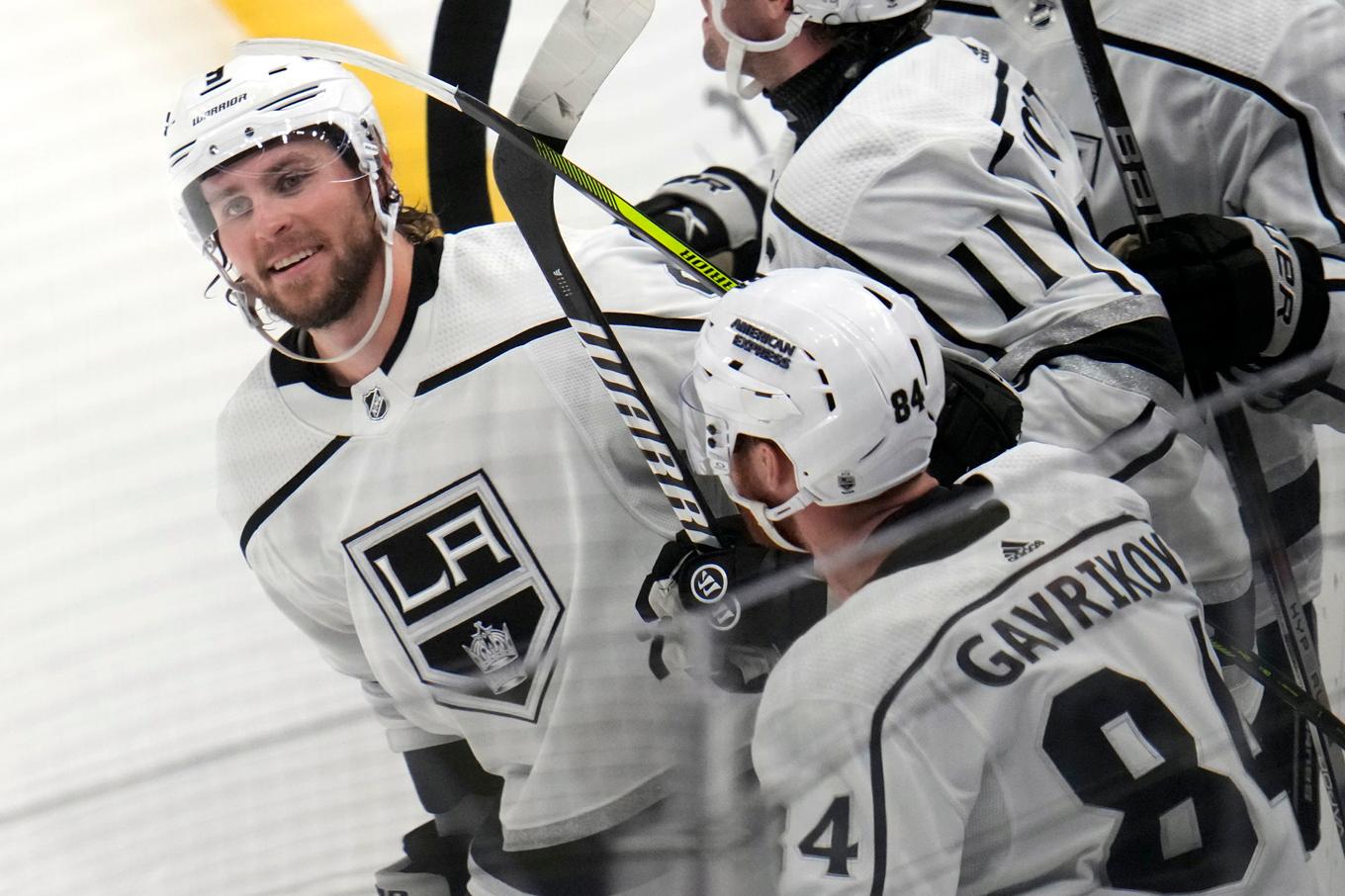 Los Angeles Adrian Kempe firar efter att ha gjort mål för andra gången i matchen mot Pittsburgh natten mot måndagen. Foto: Gene J. Puskar/AP/TT