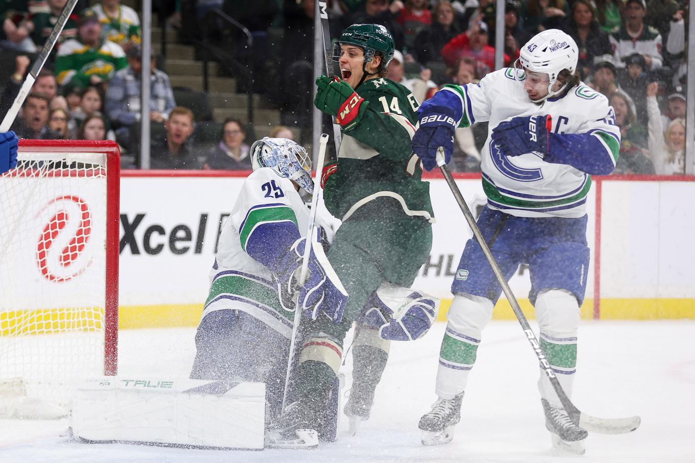 Joel Eriksson Ek firar när han skjuter in ett av sina tre mål mot Vancouver. Foto: Matt Krohn/AP/TT